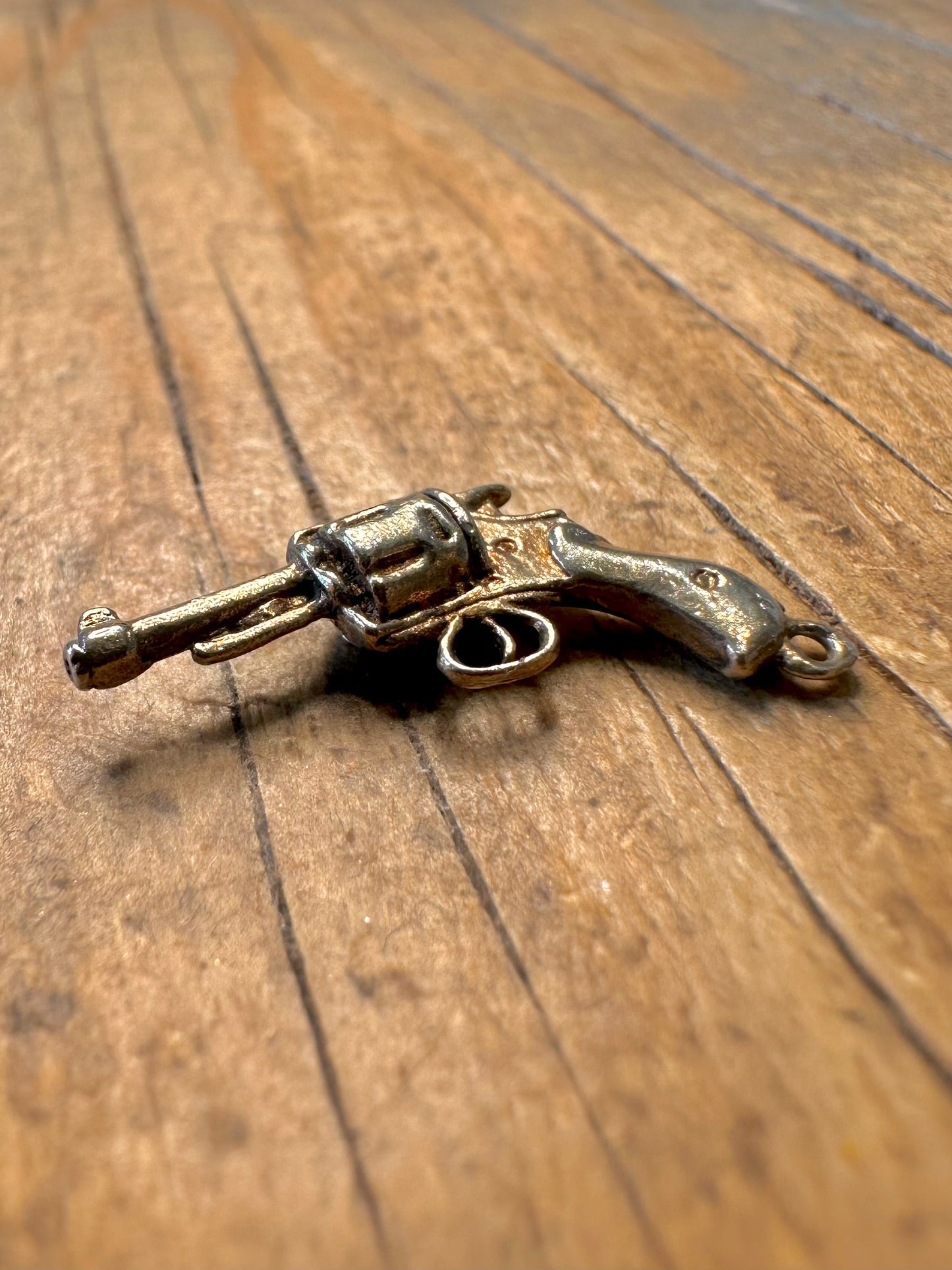 Revolver Gold auf Silber Charmanhänger