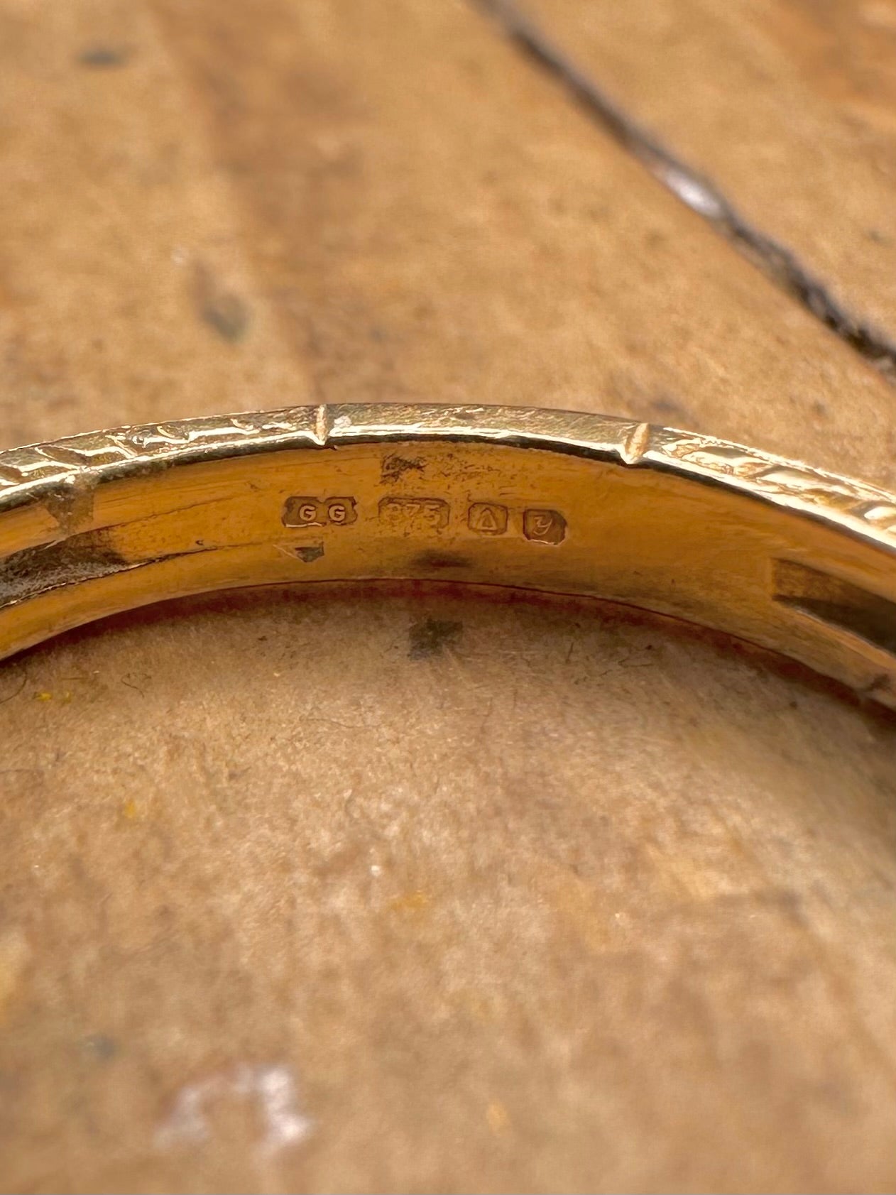 9ct Gold 1998 Unique Engraved White Stones Size K1/2 Ring