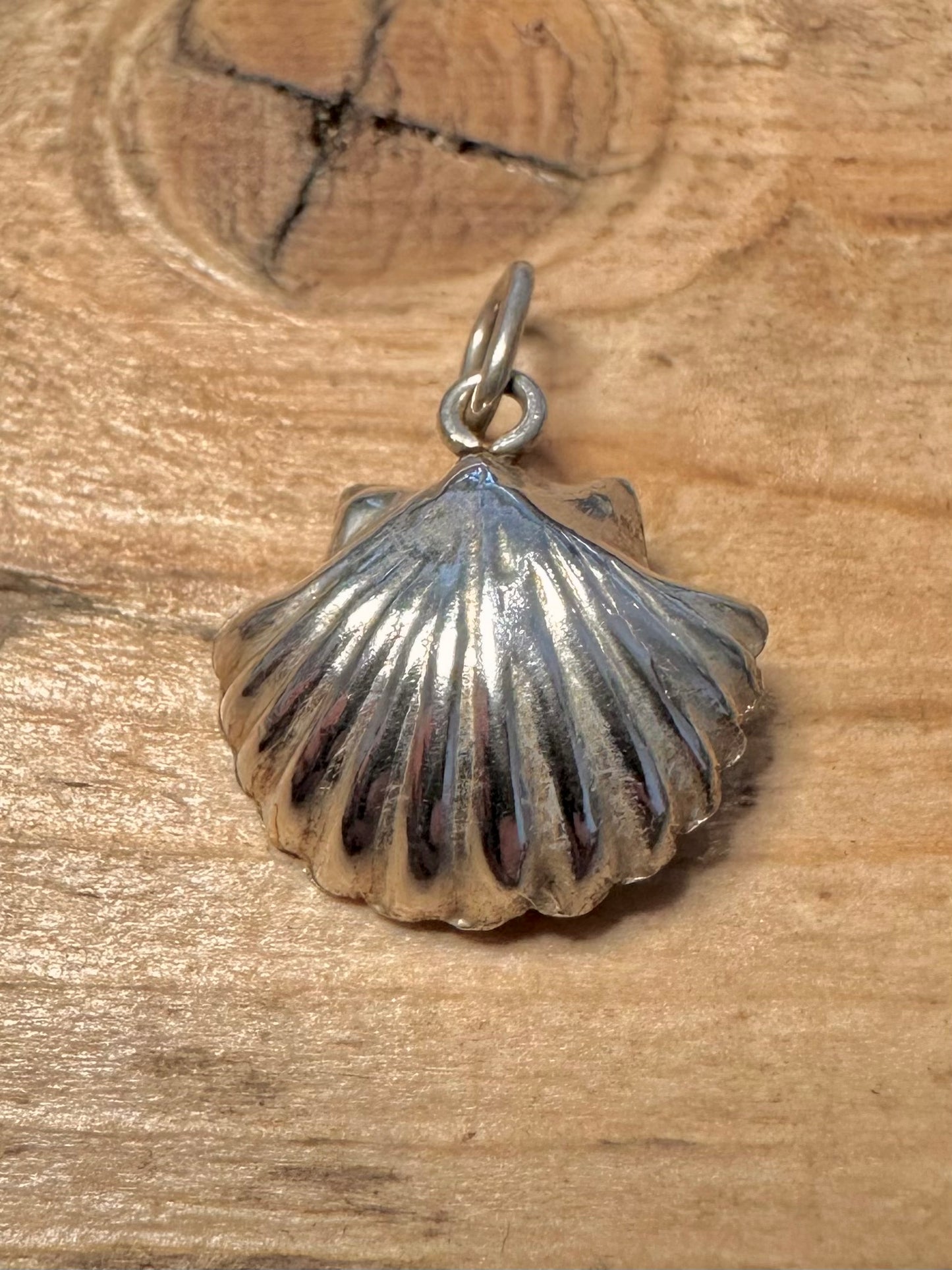 Modern Shell Peridot 925 Silver Pendant