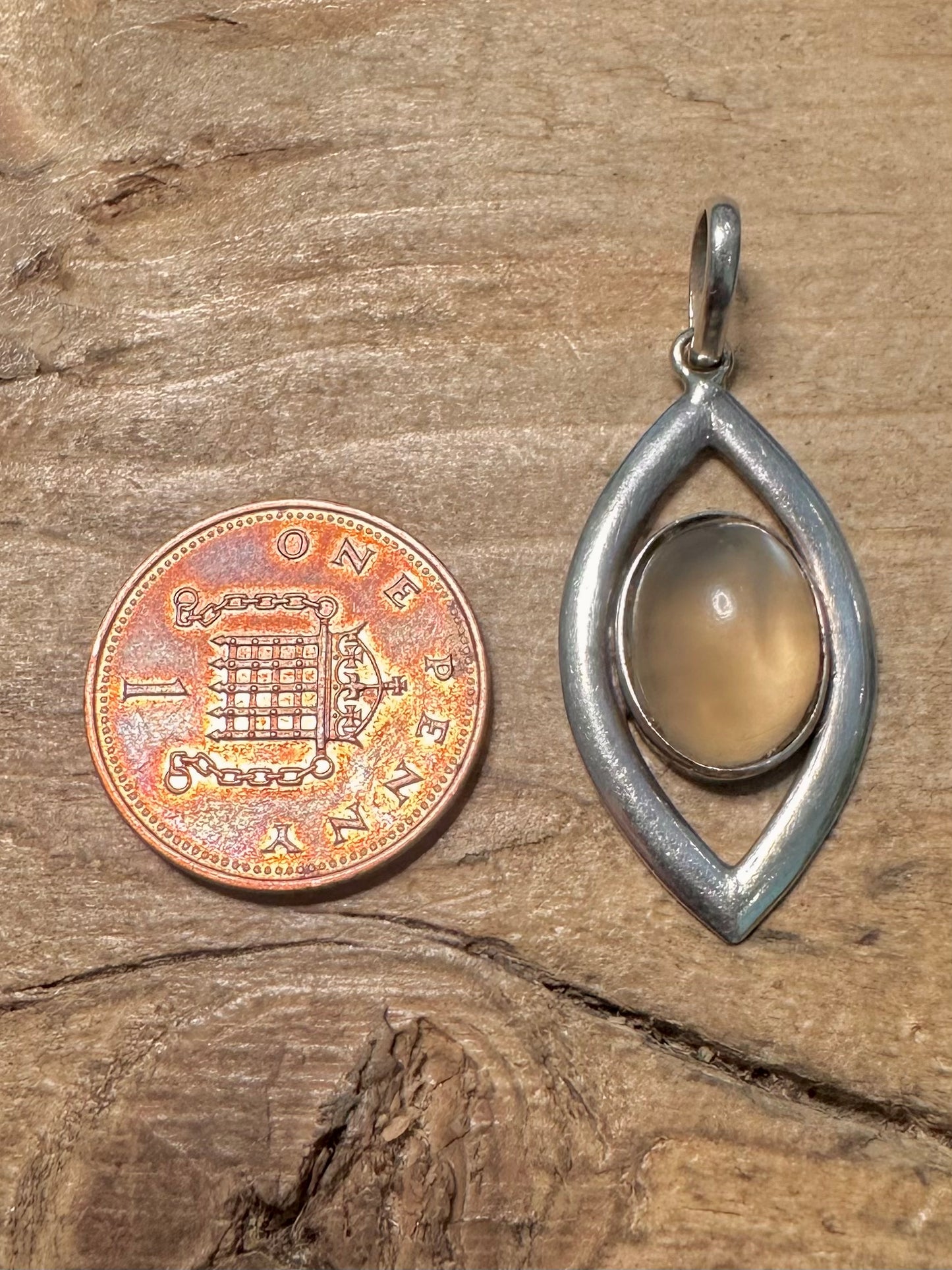 Vintage Oval Quarts 925 Silver Pendant