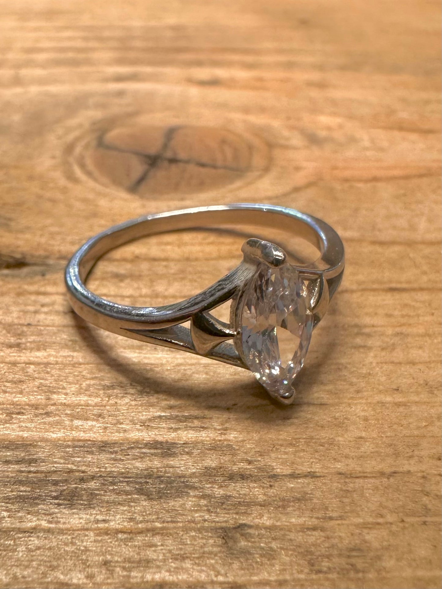 Modern White Stone 925 Silver Size Q Ring