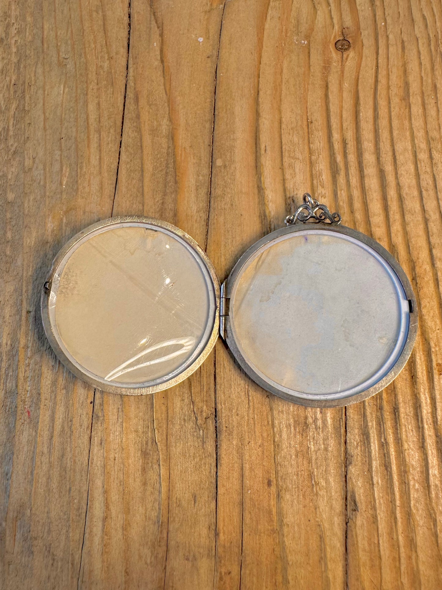 Large 1974 Circle Floral Engraved Locket 925 Sterling Silver Pendant