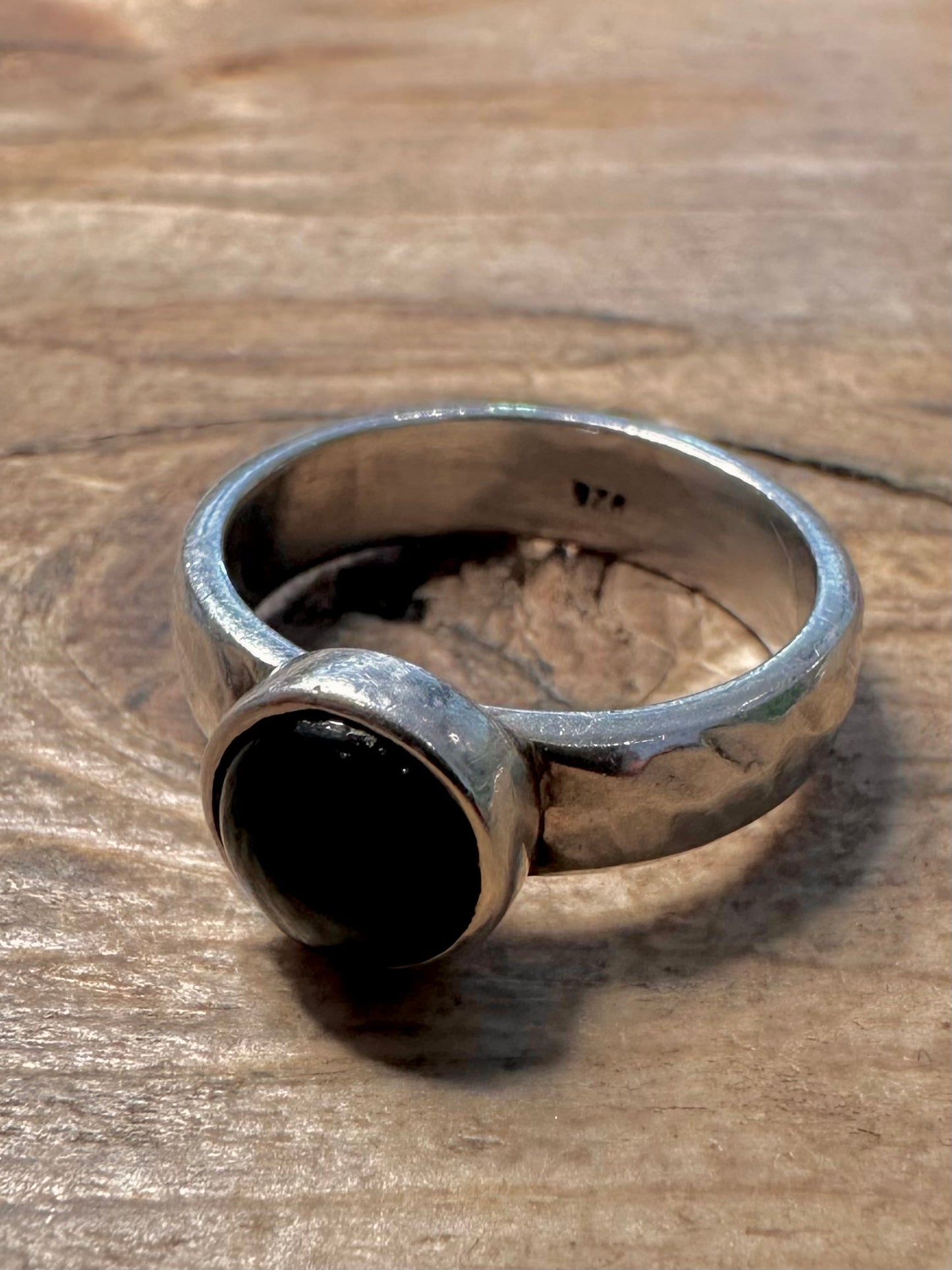 Abstract Black Stone Hammered 925 Silver Size P Ring