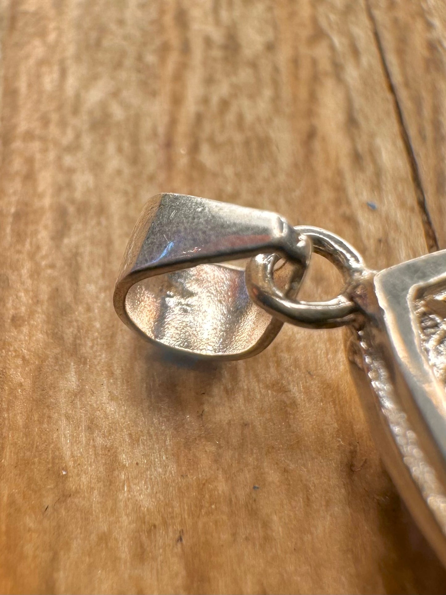 Moderner lila-weißer CZ-Anhänger aus 925er Sterlingsilber in Tropfenform