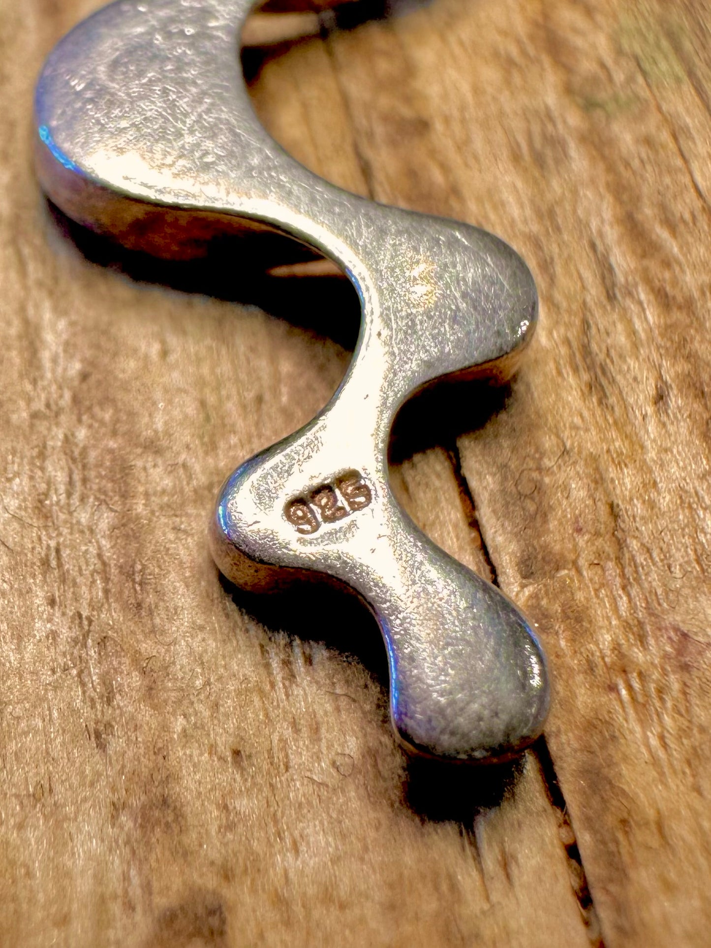Abstrakter gewellter Anhänger aus 925er Sterlingsilber