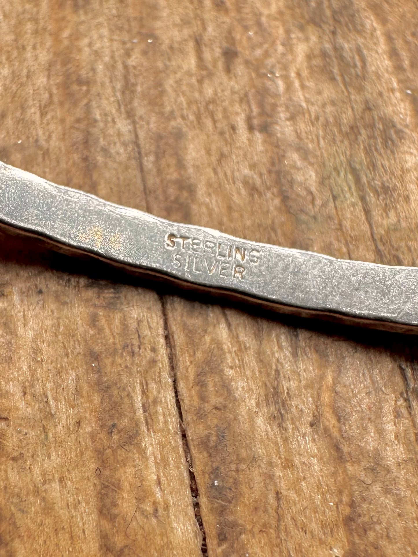 Armreif mit geometrischem Muster aus 925er Sterlingsilber