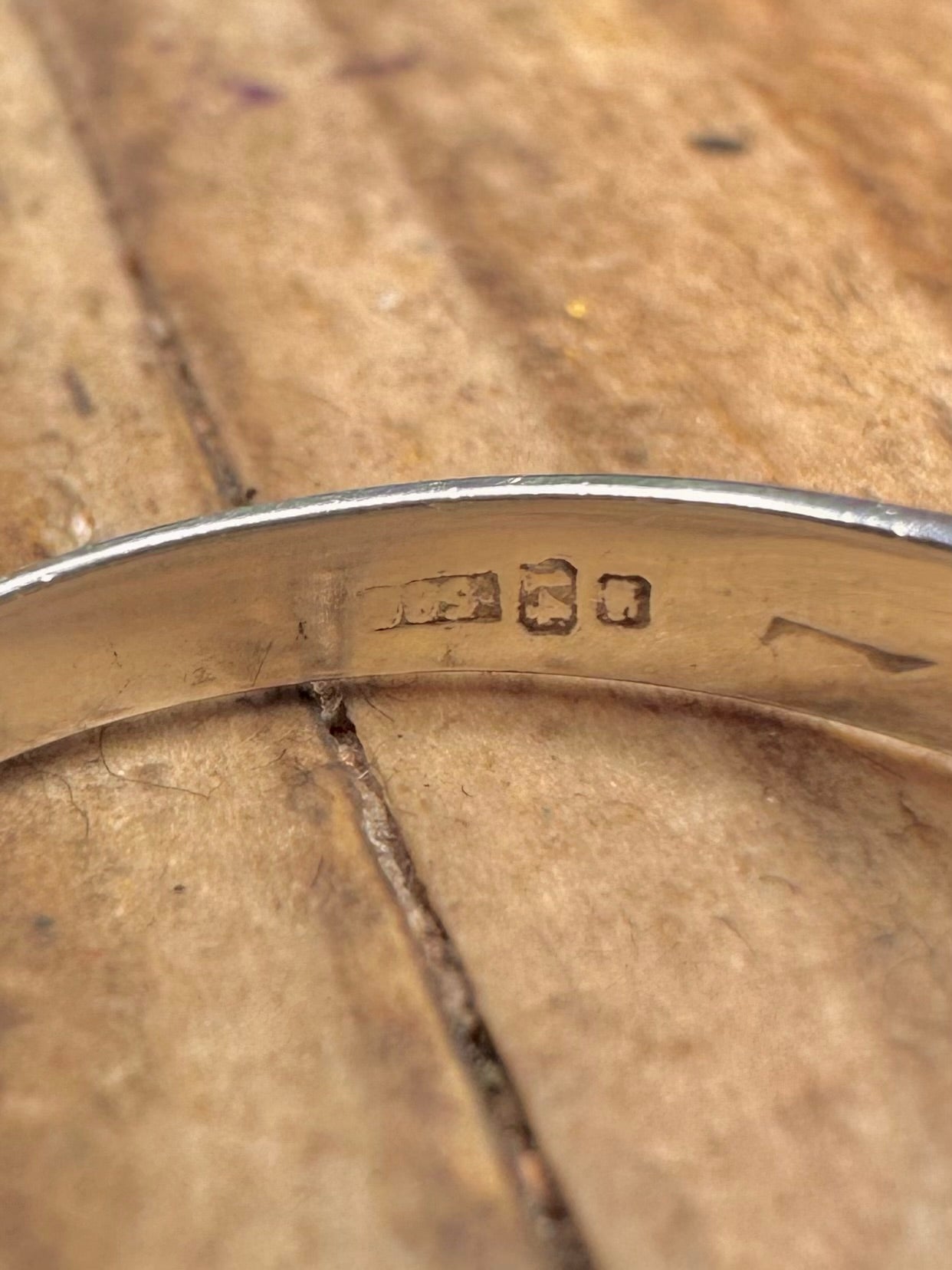 14 Karat Weiß- und Gelbgold Claddagh-Ring mit keltischem Band Größe Q1/2