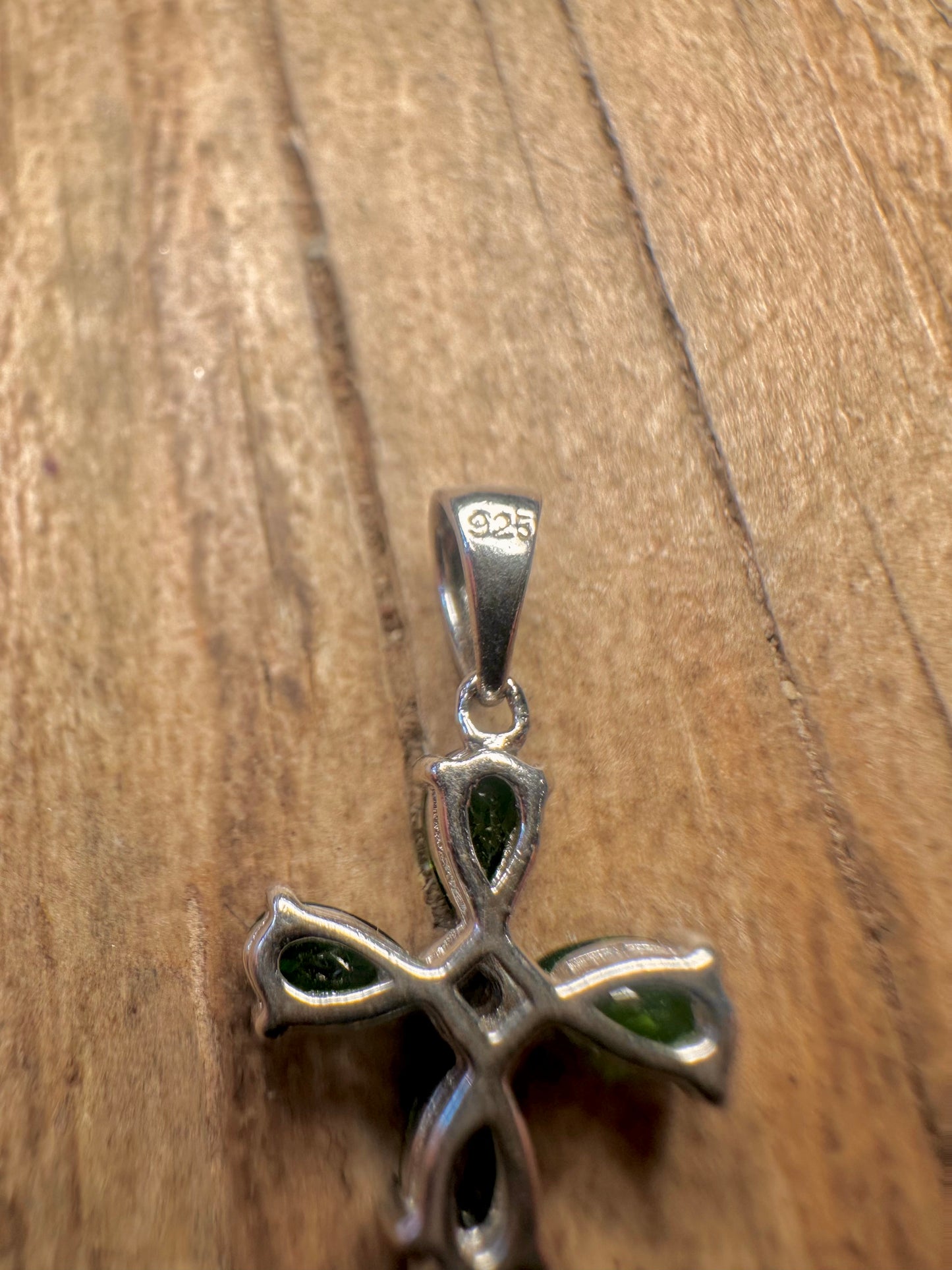 Moderner grün-weißer Zirkonia-Kreuzanhänger aus 925er Sterlingsilber