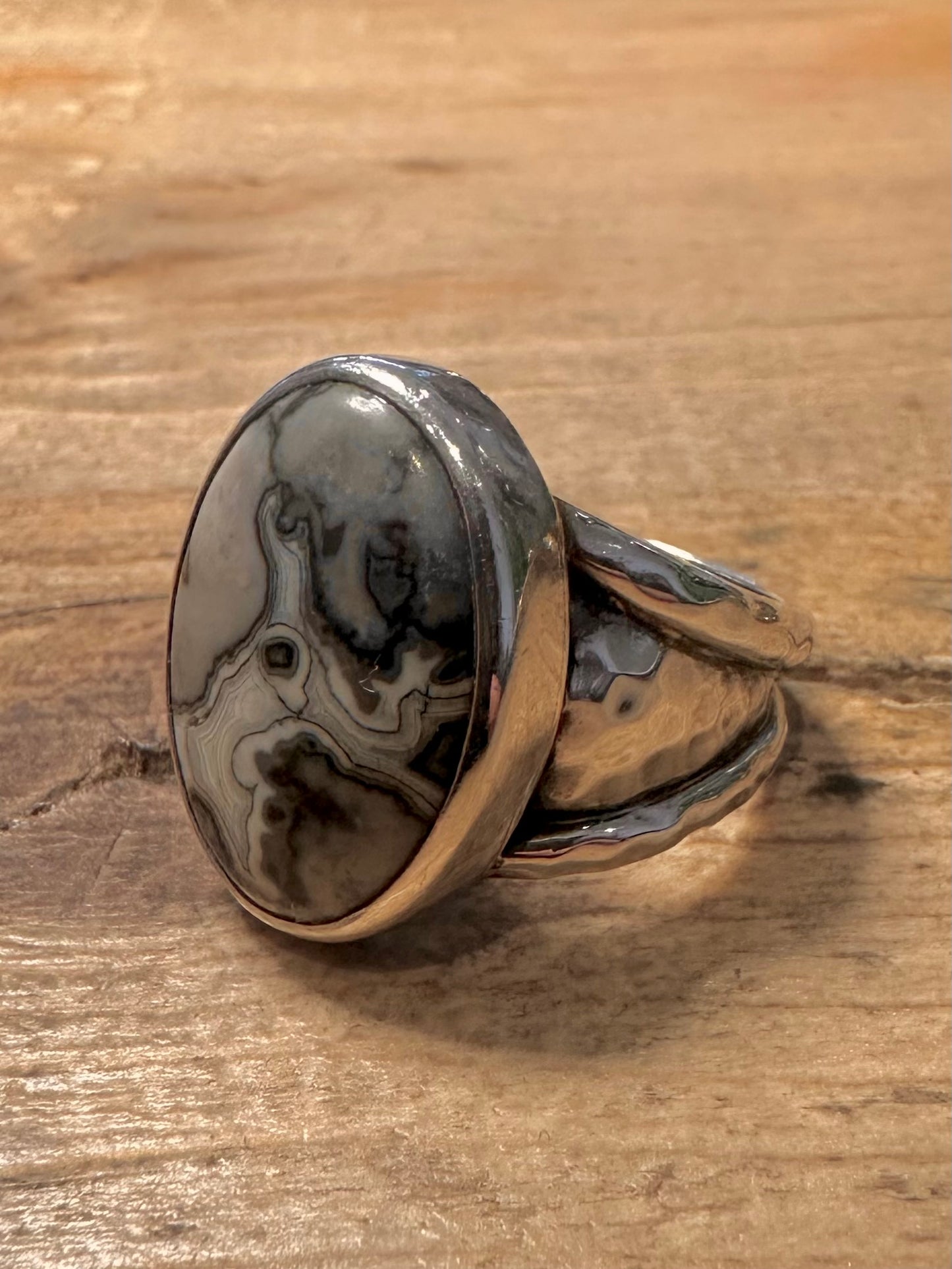 Vintage Oval Agate Hammered 925 Silver Size R Ring