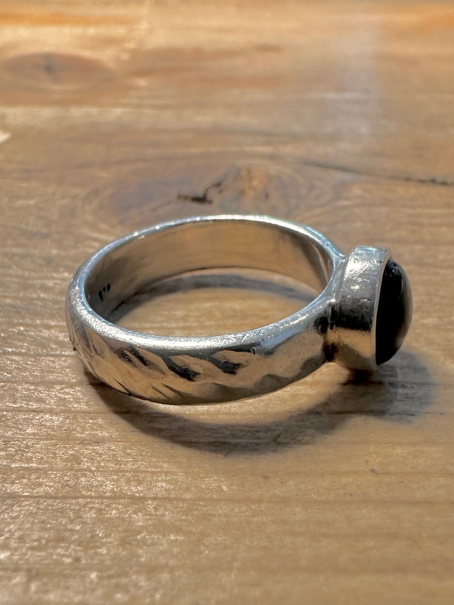 Abstract Black Stone Hammered 925 Silver Size P Ring