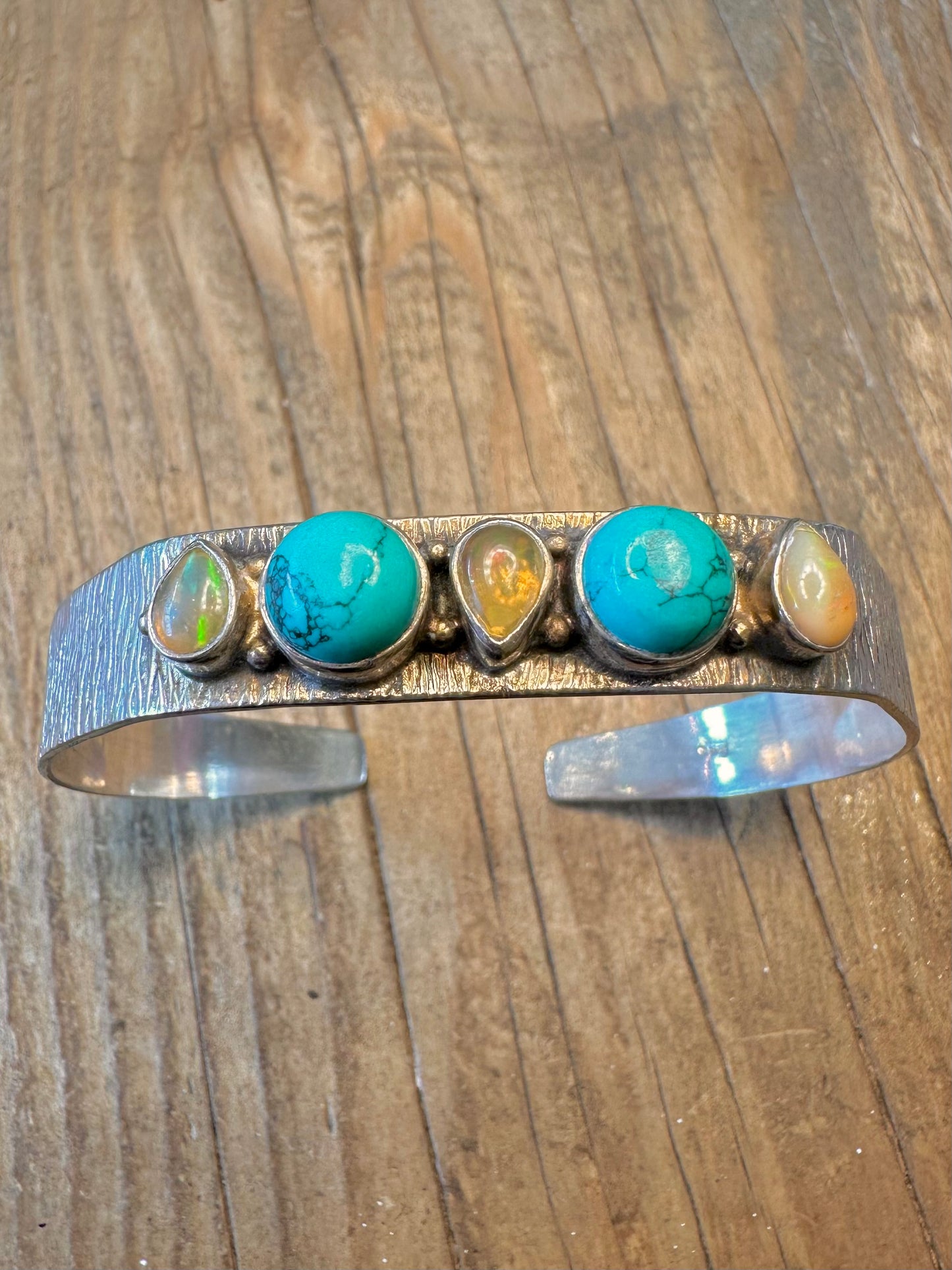 Opal- und Türkis-Rindeneffekt-Armreif aus 925er Sterlingsilber