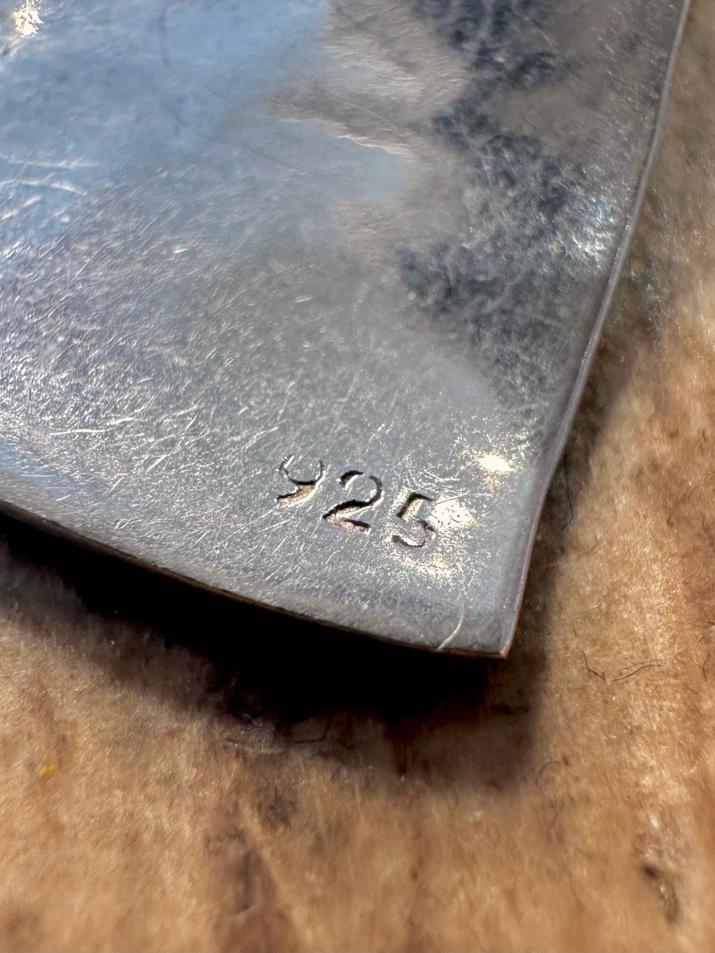 Ohrringe aus gehämmertem 925er Sterlingsilber im modernistischen Wellen-Design