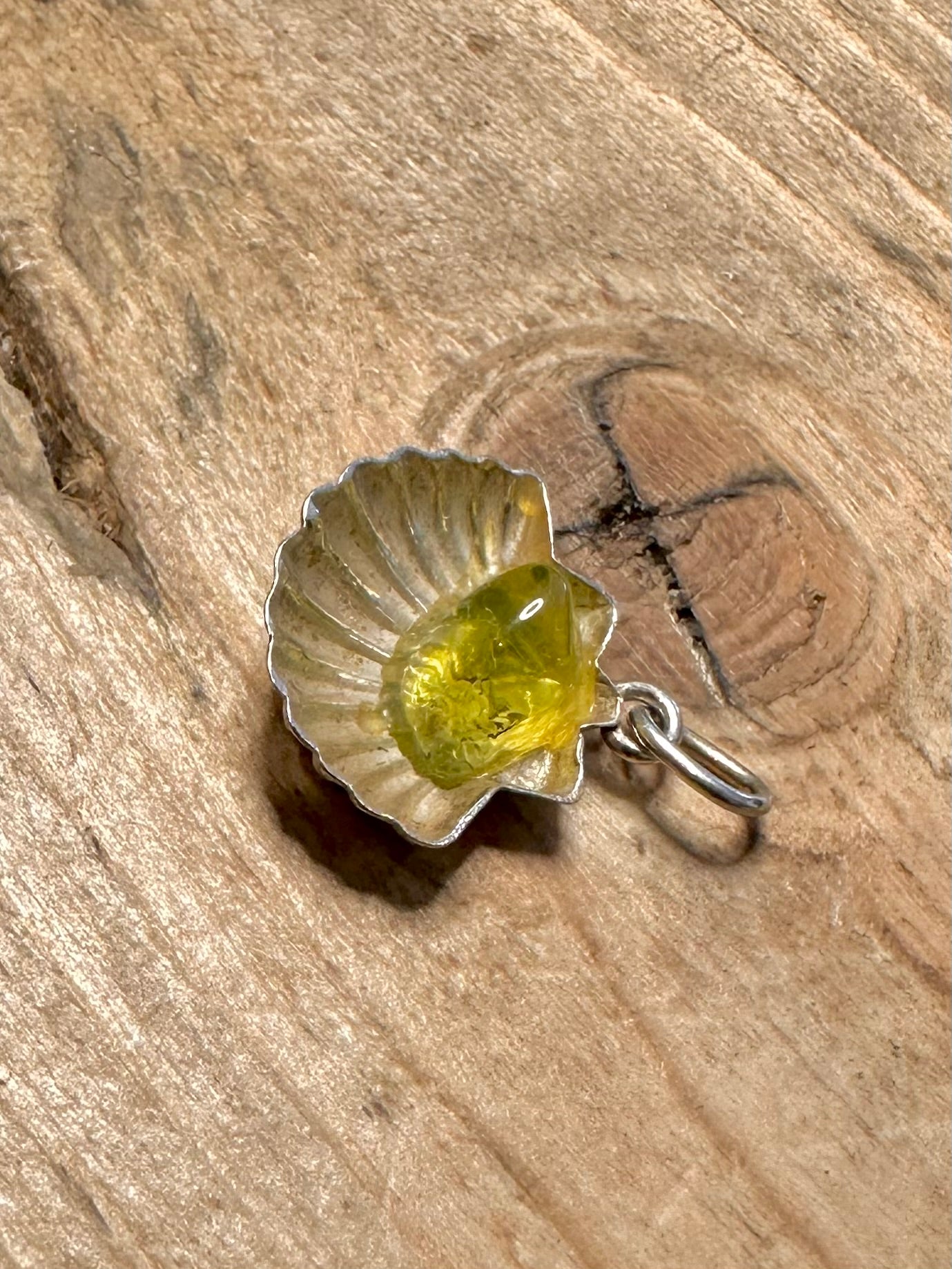 Modern Shell Peridot 925 Silver Pendant