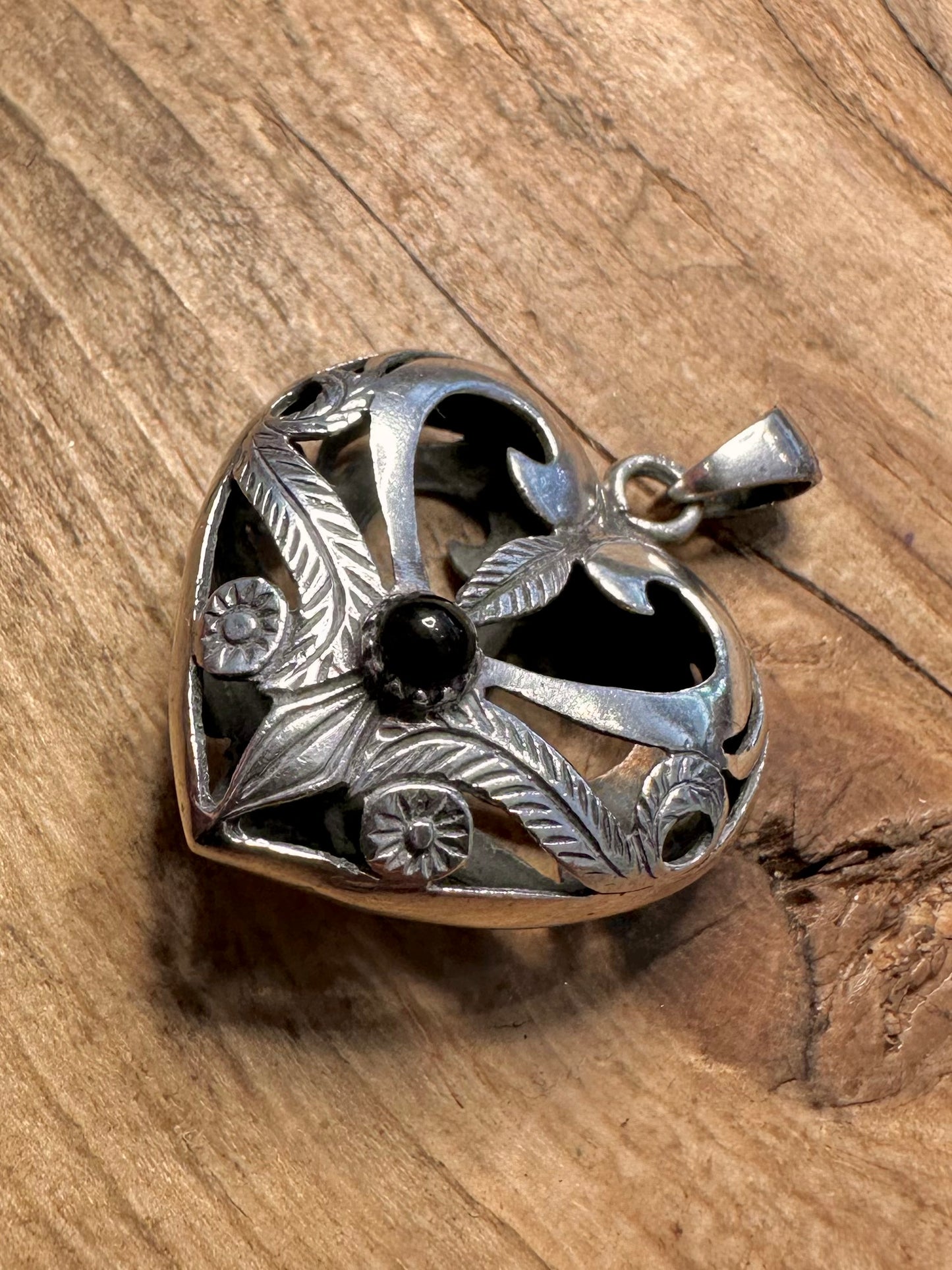 Vintage Heart Open Work Black Stone 925 Silver Pendant