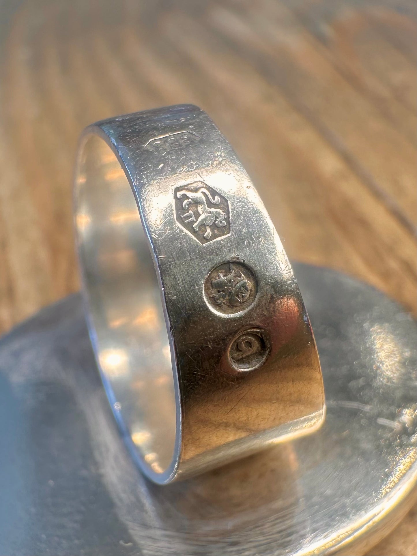 Atemberaubender großer natürlicher schwarzer Onyx osteuropäischer 925er Silberring Größe P