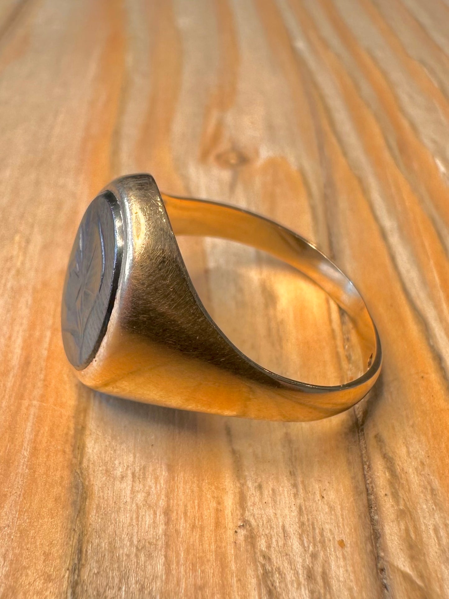 Vintage 9ct Gold 1977 Intaglio Centurion Hematite Signet Size Q1/2 Ring