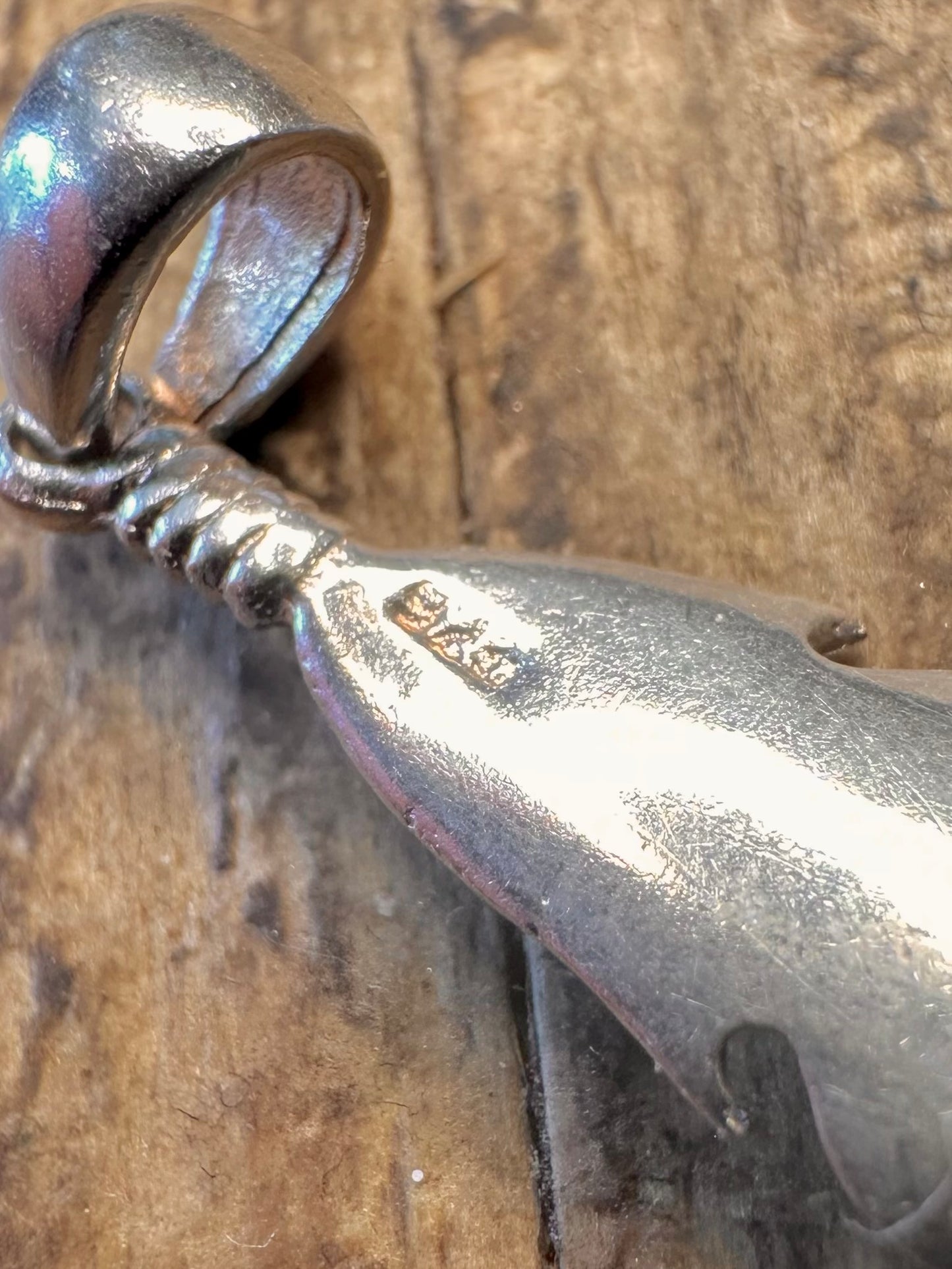Strukturierter Federanhänger aus 925er Sterlingsilber