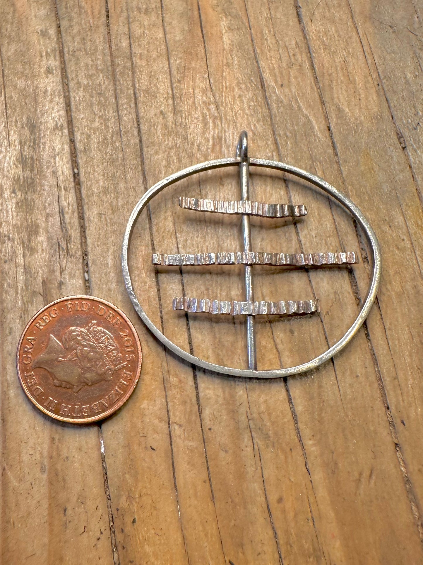 Moderner handgefertigter, texturierter Kreis-Anhänger aus 925 Sterling Silber