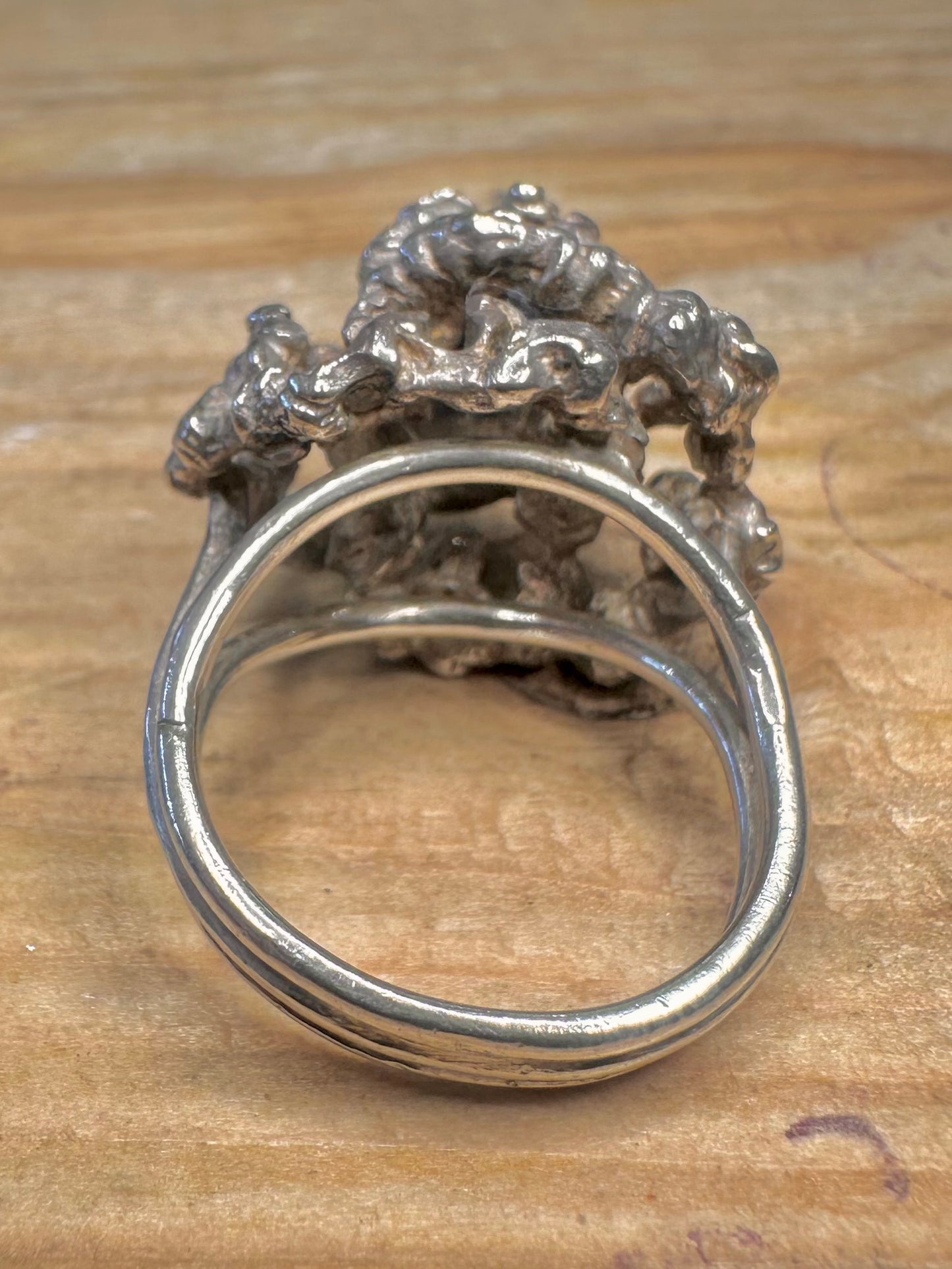 Brutalistisch texturierter Lapiskugel-Ring aus 925er Sterlingsilber Größe O