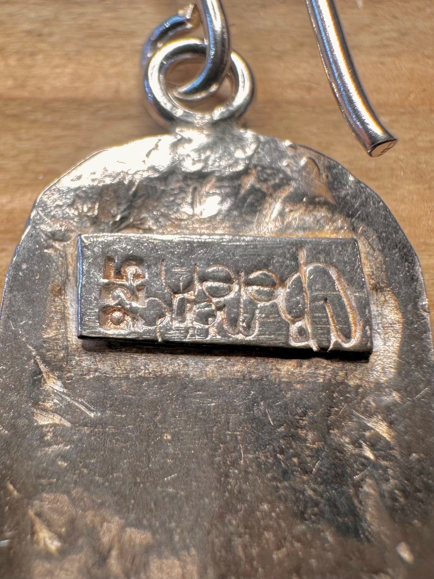 Moderne Zeitgenössische Bar-Ohrringe aus strukturiertem 925er Sterlingsilber