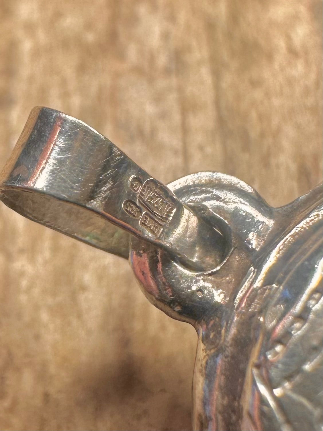 Vintage-Halskettenanhänger mit ovalem Amethyst-Medaillon, graviert, 925er Sterlingsilber