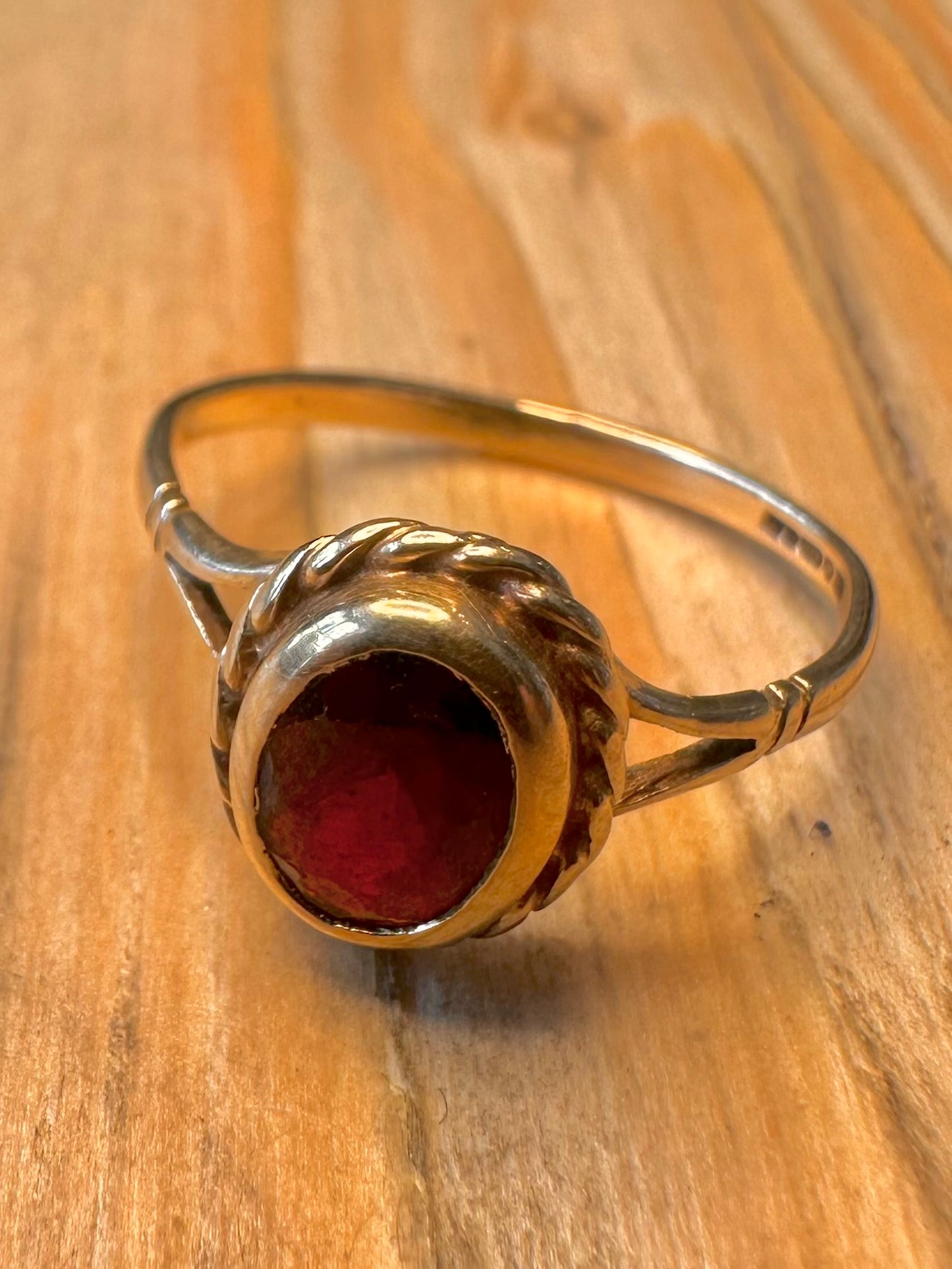 Vintage 9ct Gold 1986 Garnet Size O Ring