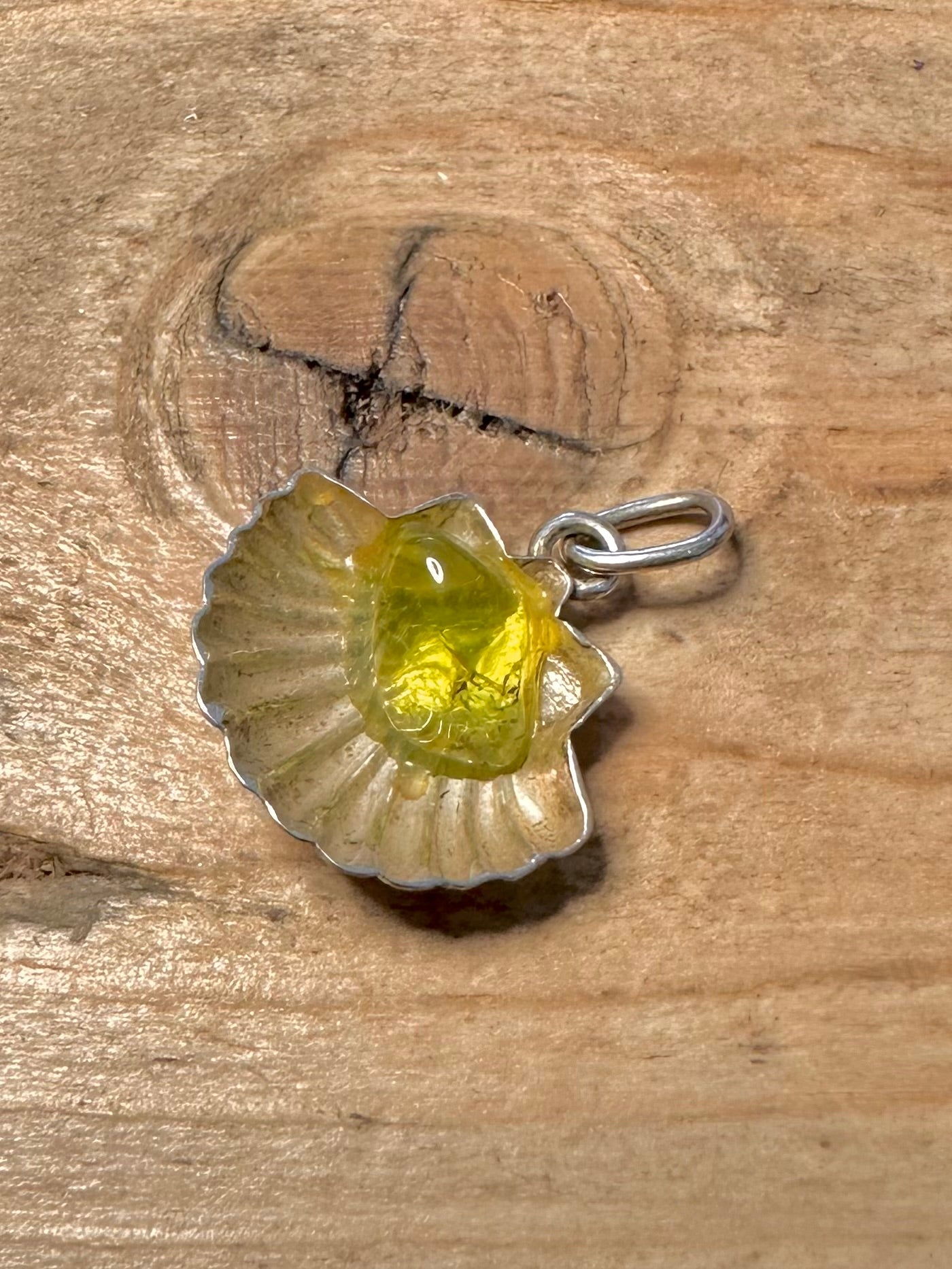 Modern Shell Peridot 925 Silver Pendant