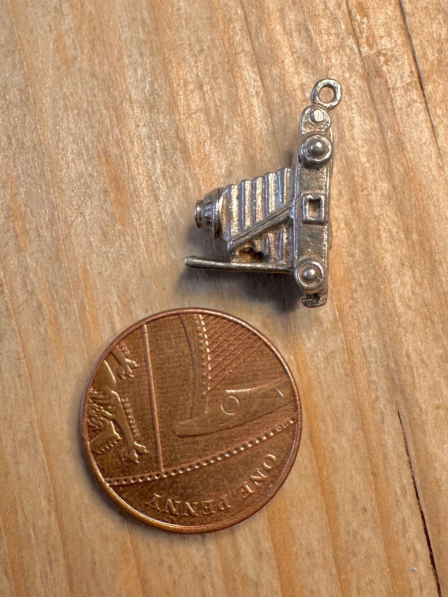 Vintage Nuvo Old Fashioned Camera Articulated 925 Sterling Silver Charm Pendant