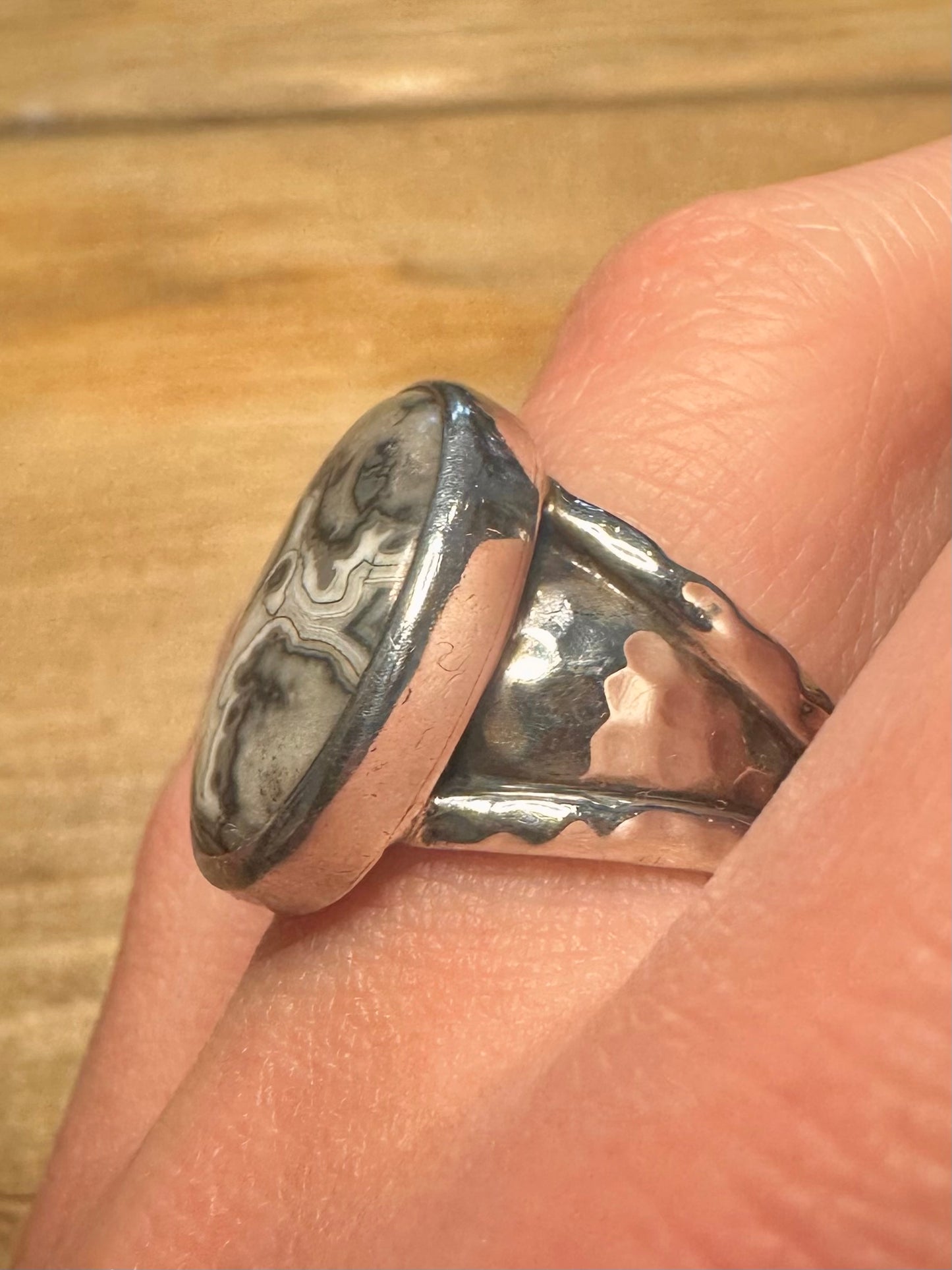 Vintage Oval Agate Hammered 925 Silver Size R Ring