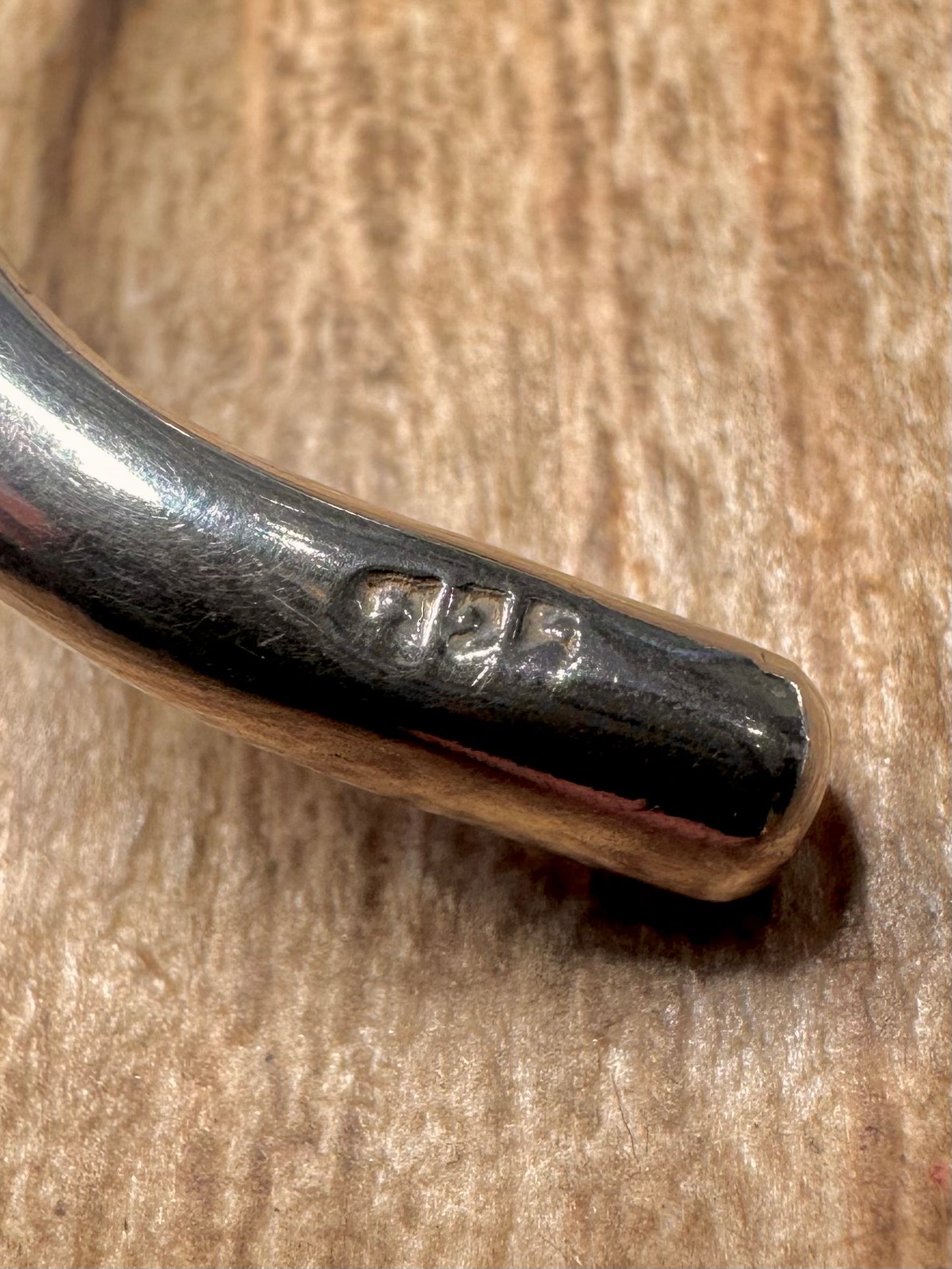 Modernist gewellter Manschetten-Hohlarmreif aus 925er Sterlingsilber