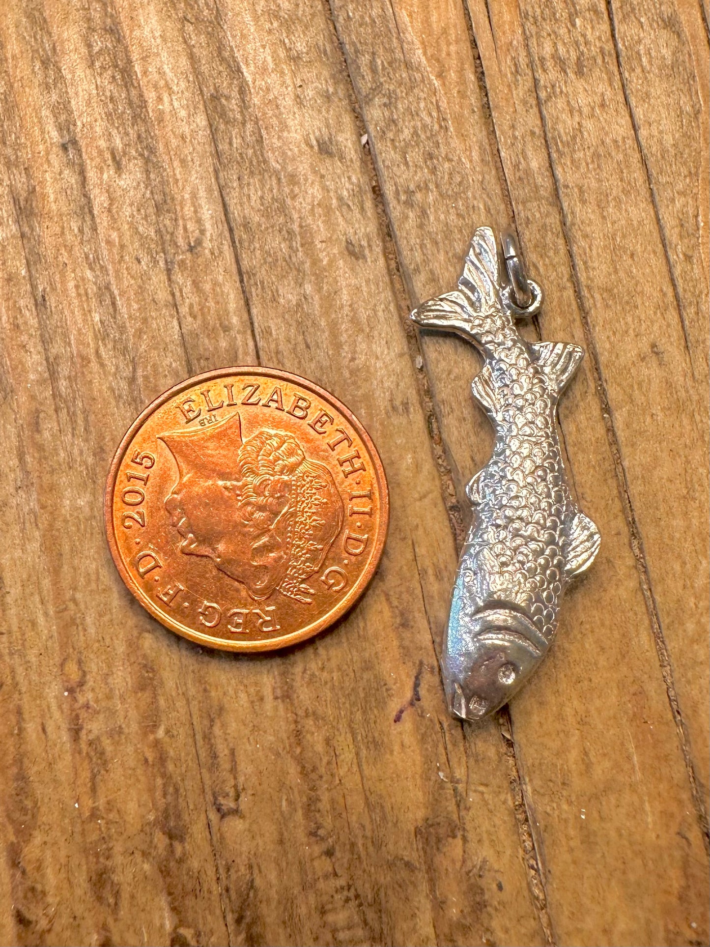 Strukturierter Fisch 925 Sterling Silber Charm-Anhänger