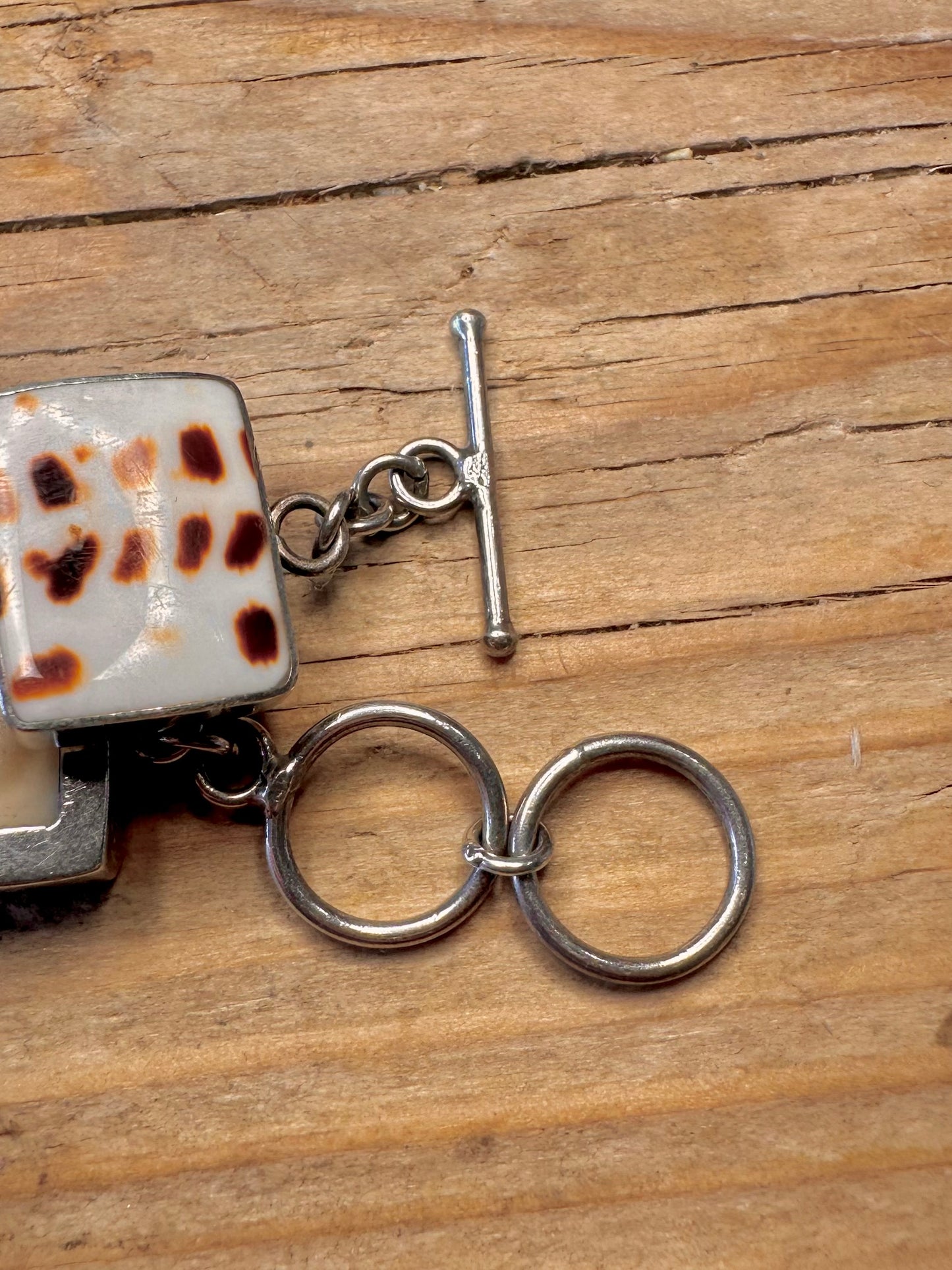 Vintage Kauri-Muschel Rechteck Weiß und Braun T-Verschluss 925 Sterling Silber 7,2 bis 7,8 Zoll Armband