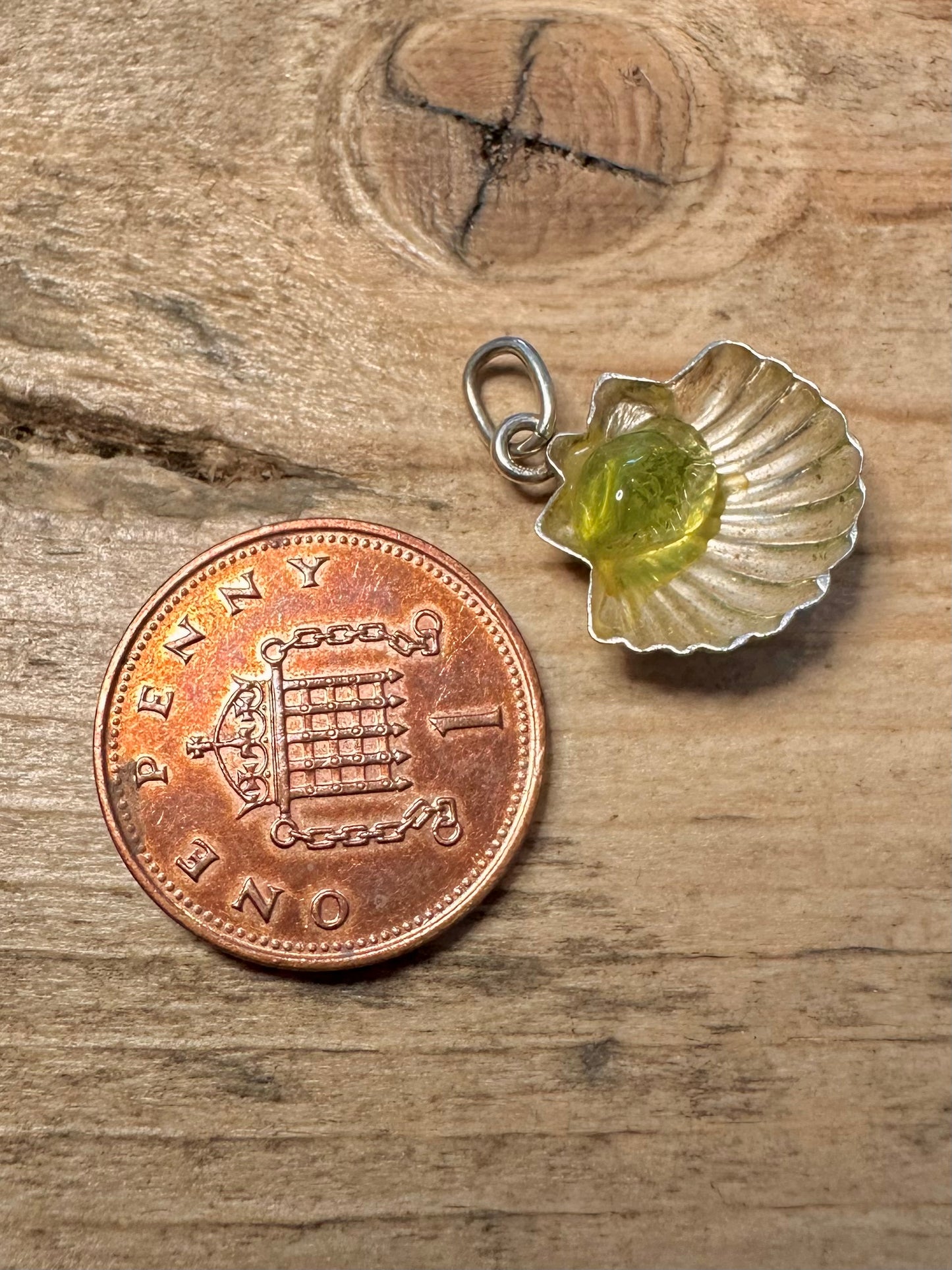Modern Shell Peridot 925 Silver Pendant