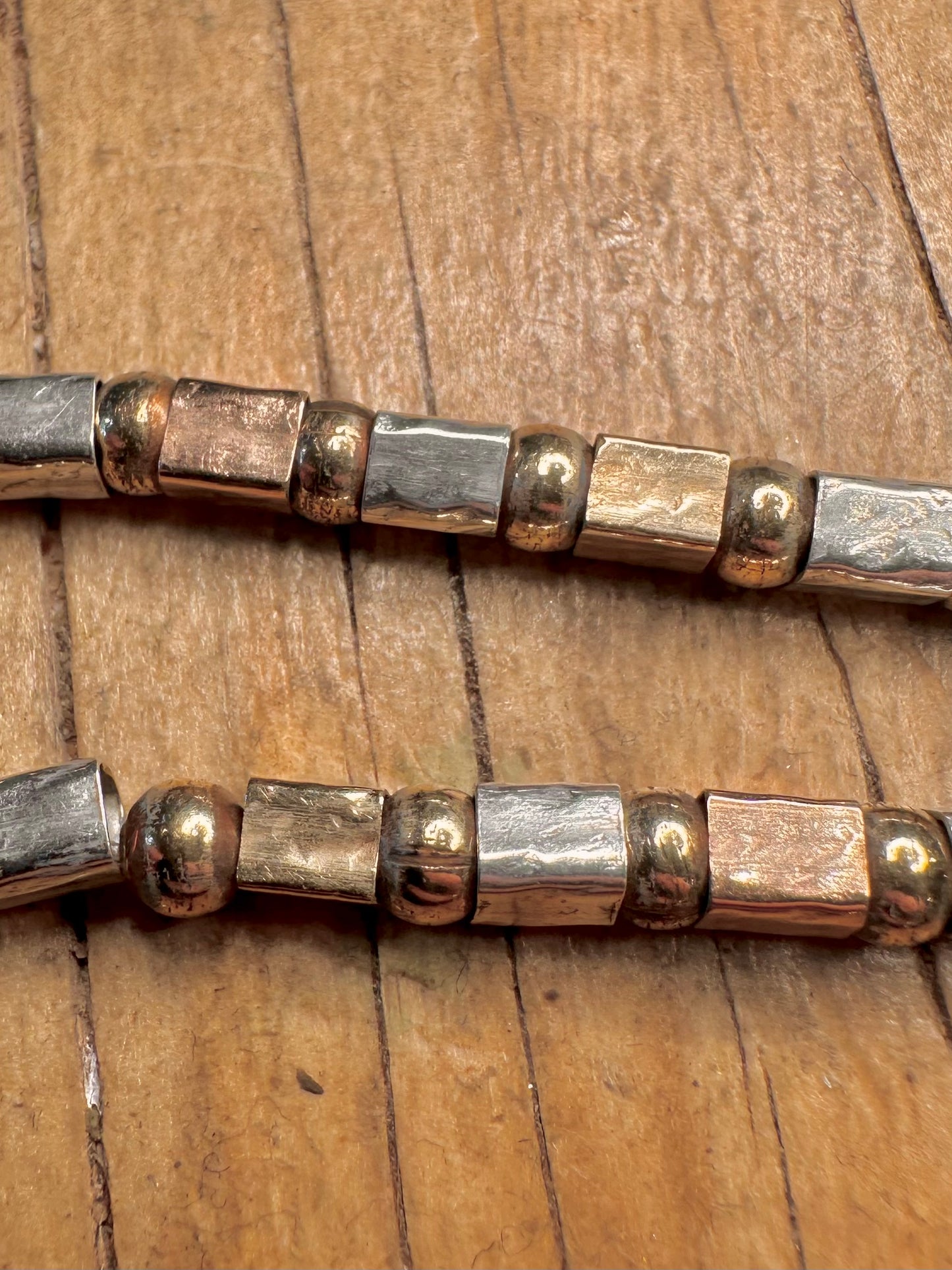 Abstraktes Kugel- und Quadratperlen-Armband aus vergoldetem und rosévergoldetem 925er Sterlingsilber, 19,3 cm