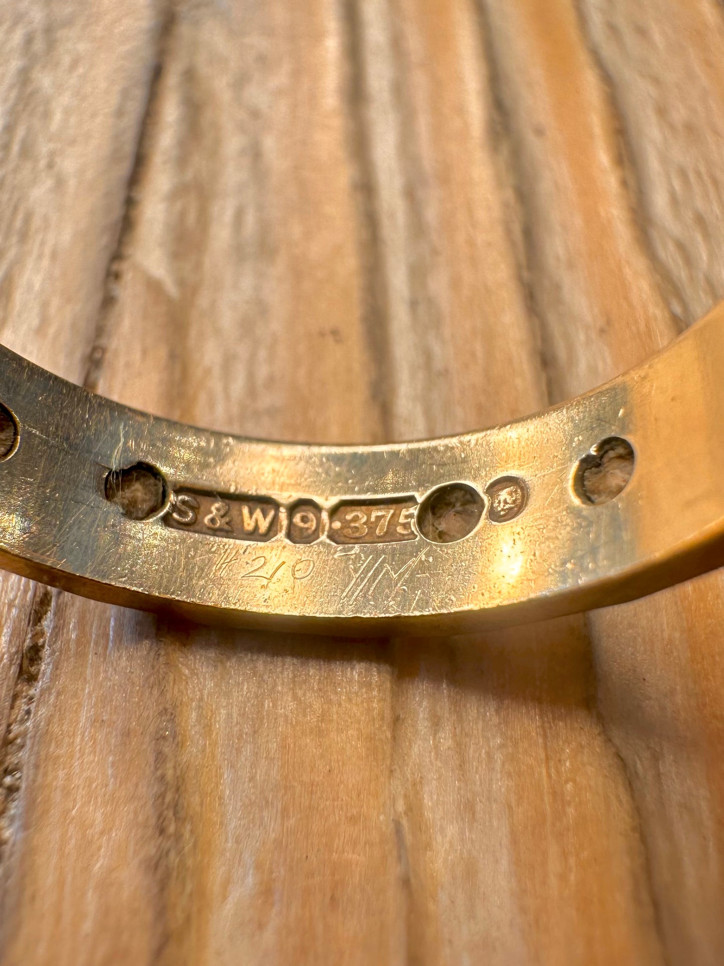 Vintage 9ct Gold White Stone Engraved Band Size O1/2 Ring