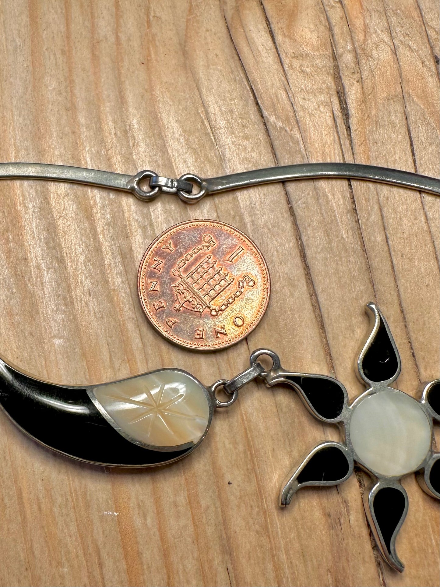 Vintage Mother of Pearl and Onyx Metal 19 inch Necklace