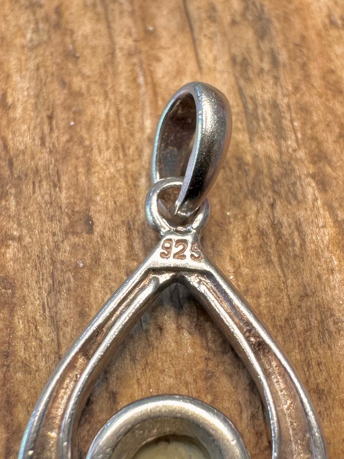 Anhänger aus 925er Sterlingsilber mit Perlmutt in Tropfenform