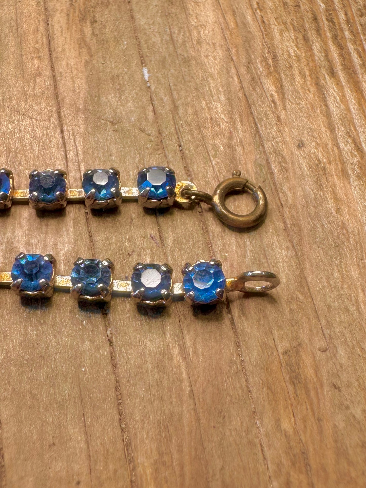 Vintage Art Déco blaue Strass-Tropfen und runde silberfarbene 15,5 Zoll Kostümkette