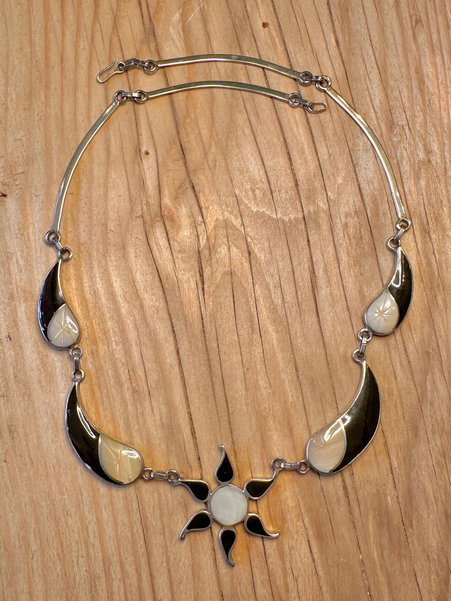 Vintage Mother of Pearl and Onyx Metal 19 inch Necklace
