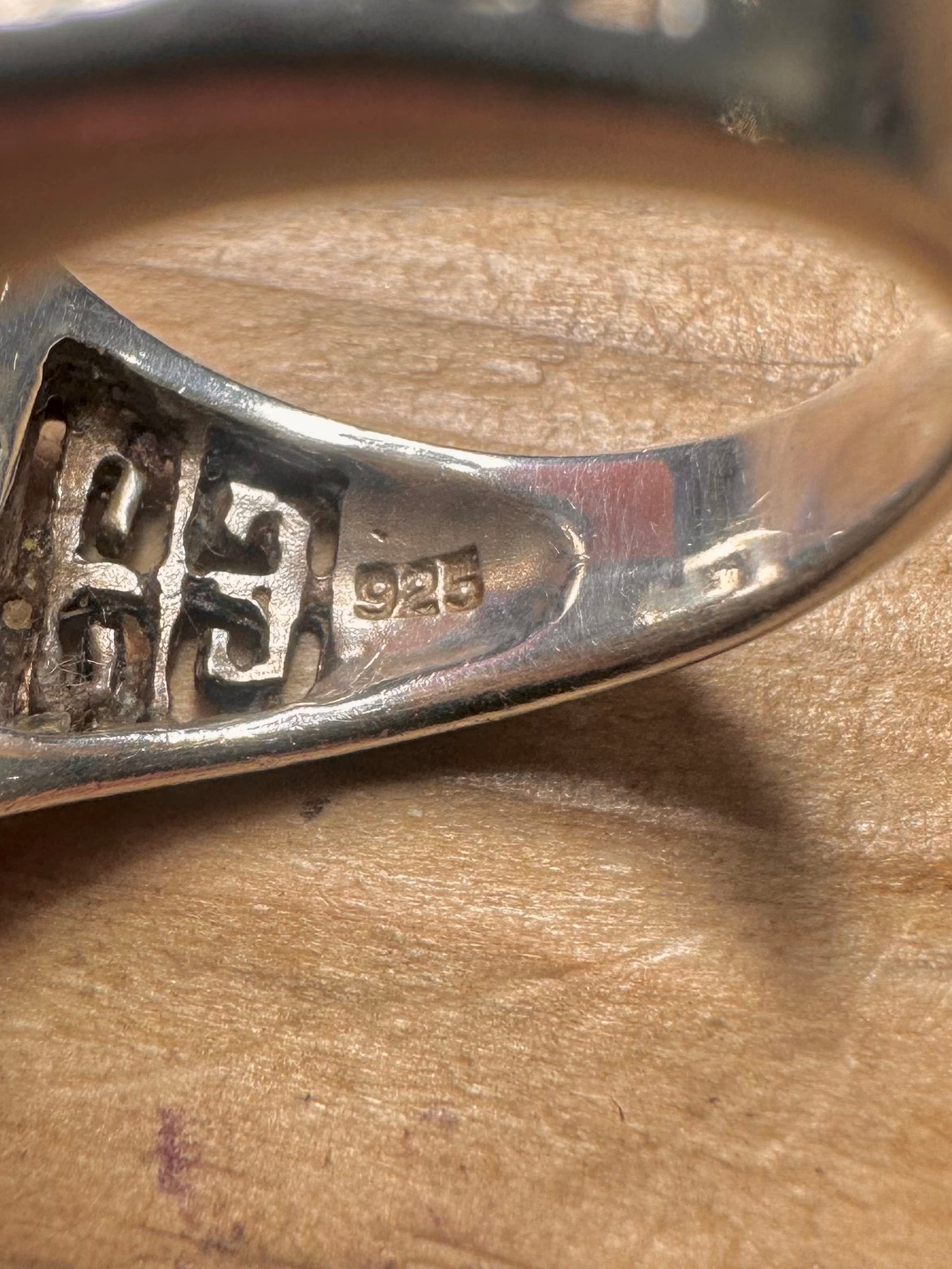 Moderner chinesischer rotfarbener Jadestein klobig 925er Sterlingsilber Ring Größe T1/2