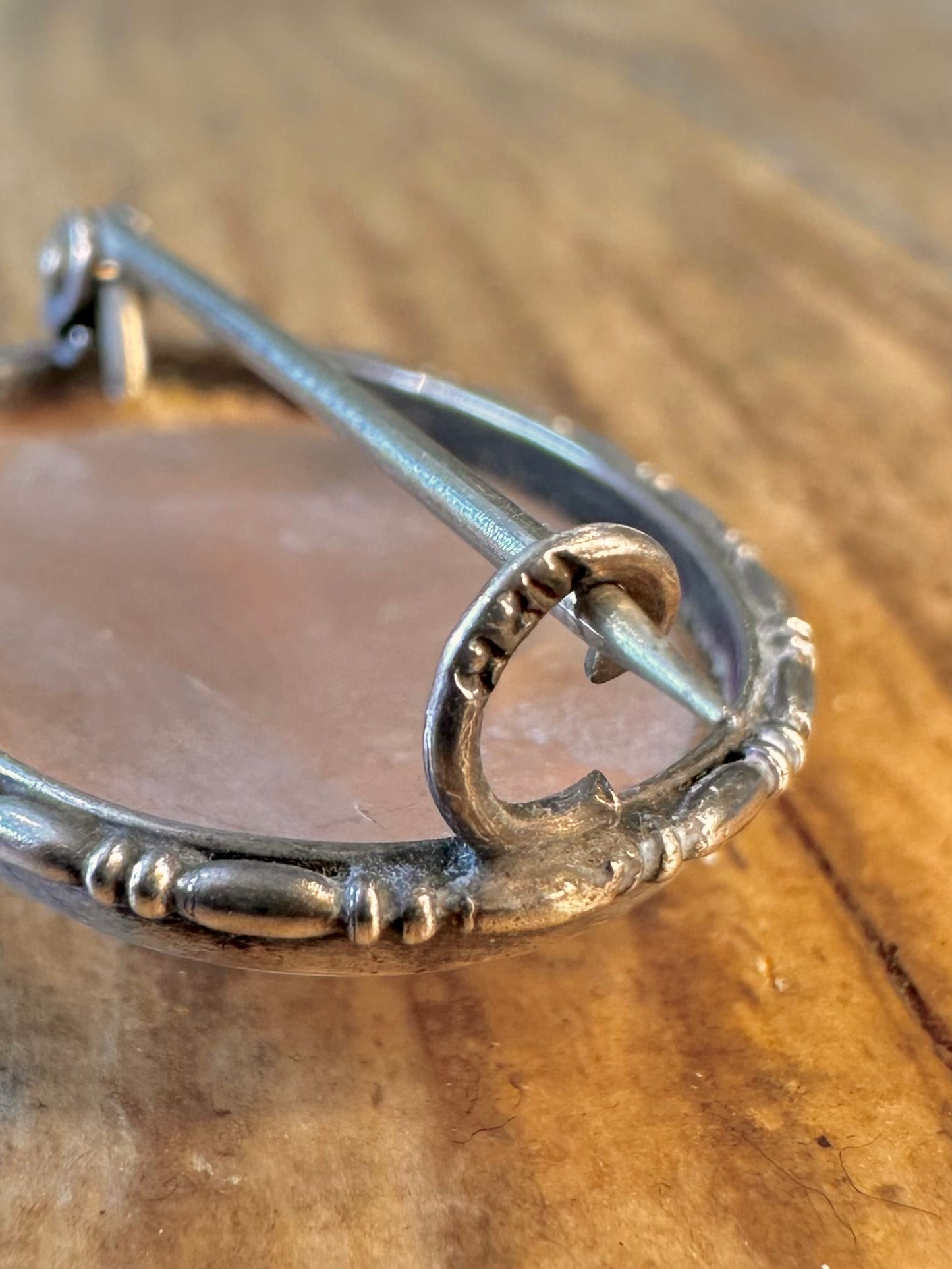 Verzierte Rosenquarz-Oval-Brosche aus 925er Sterlingsilber