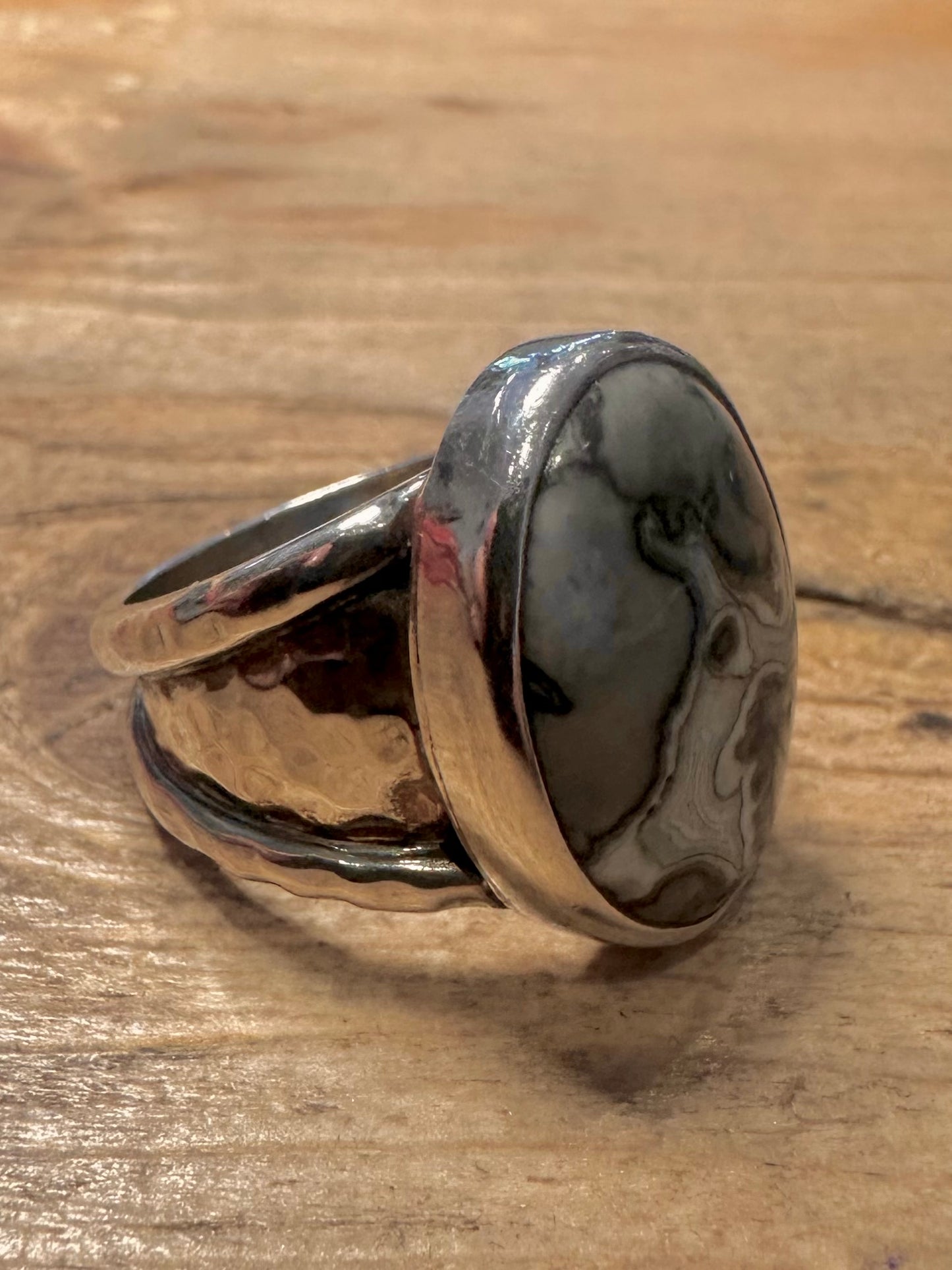 Vintage Oval Agate Hammered 925 Silver Size R Ring