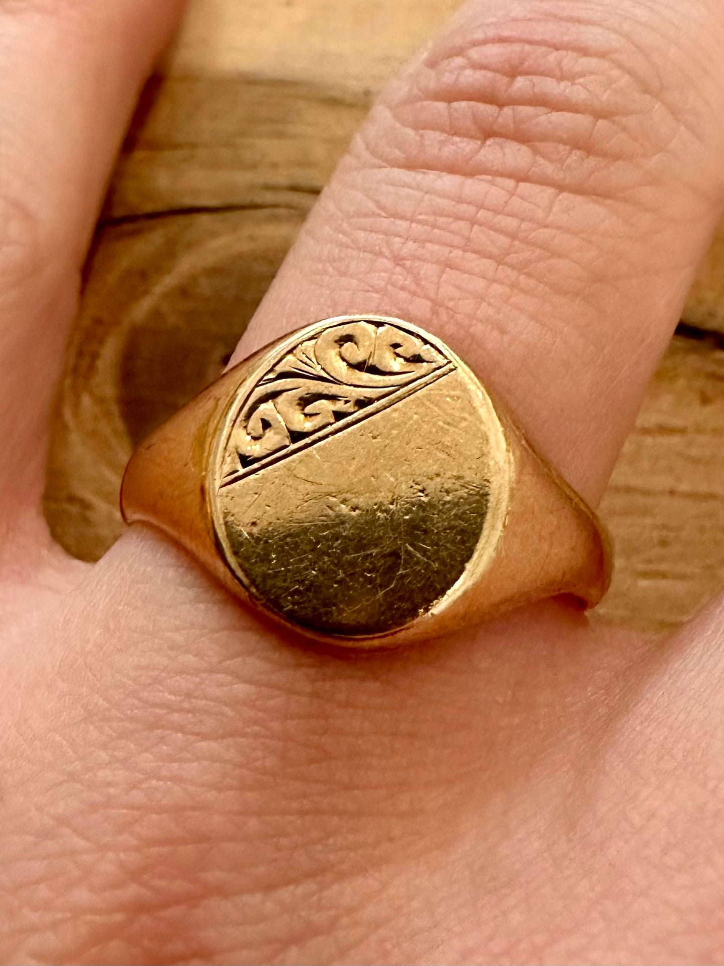 Vintage Engraved Signet 9ct Gold Hallmarked Size W Ring