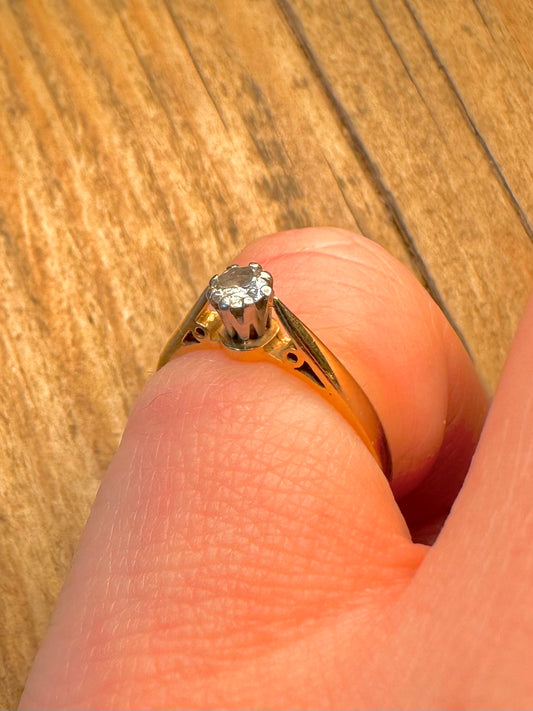 Stunning 18ct Gold 1983 Diamond Solitaire Size J Ring