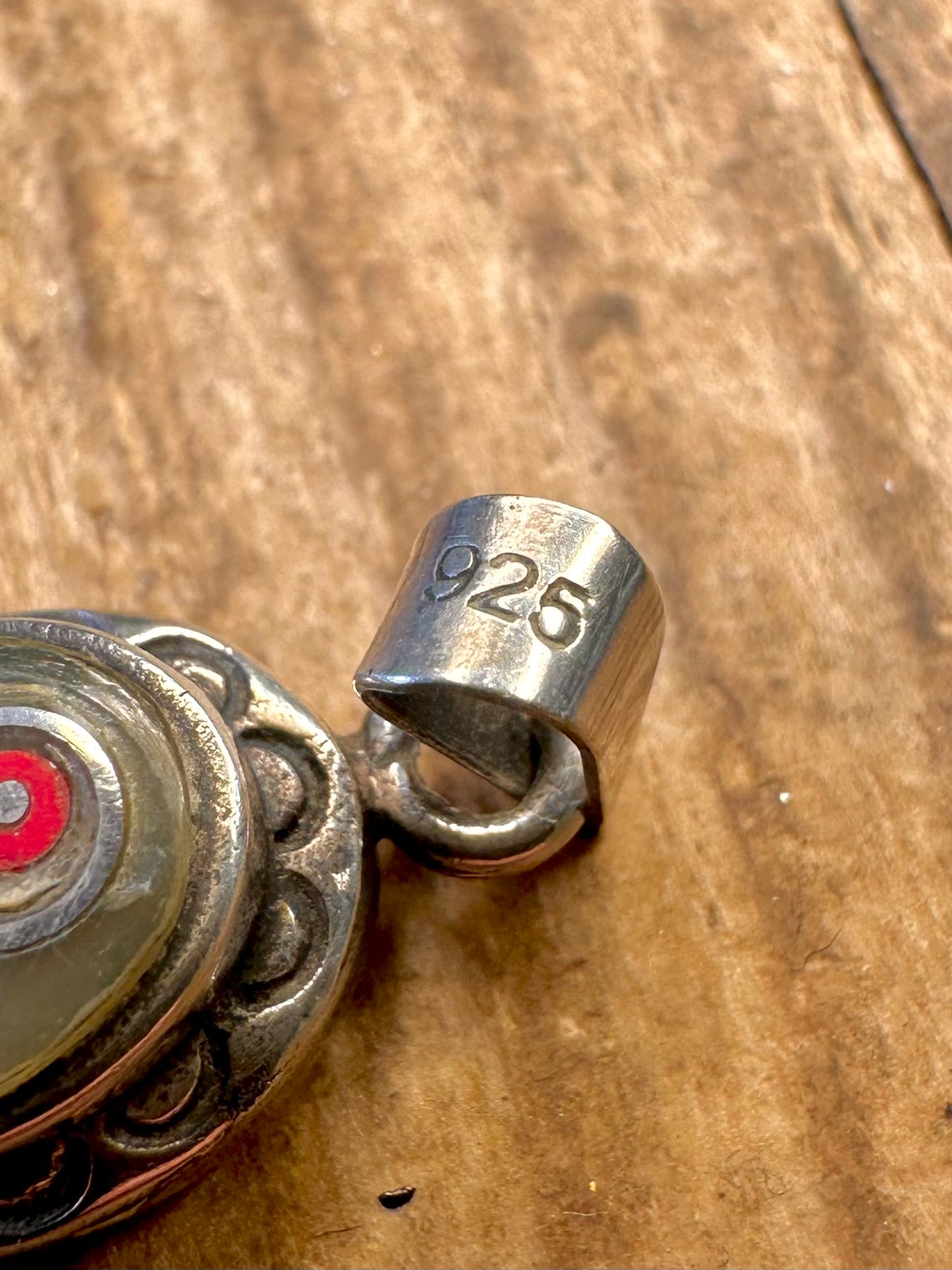 Ovaler, durchscheinender Rotpunkt-Anhänger aus 925er Sterlingsilber