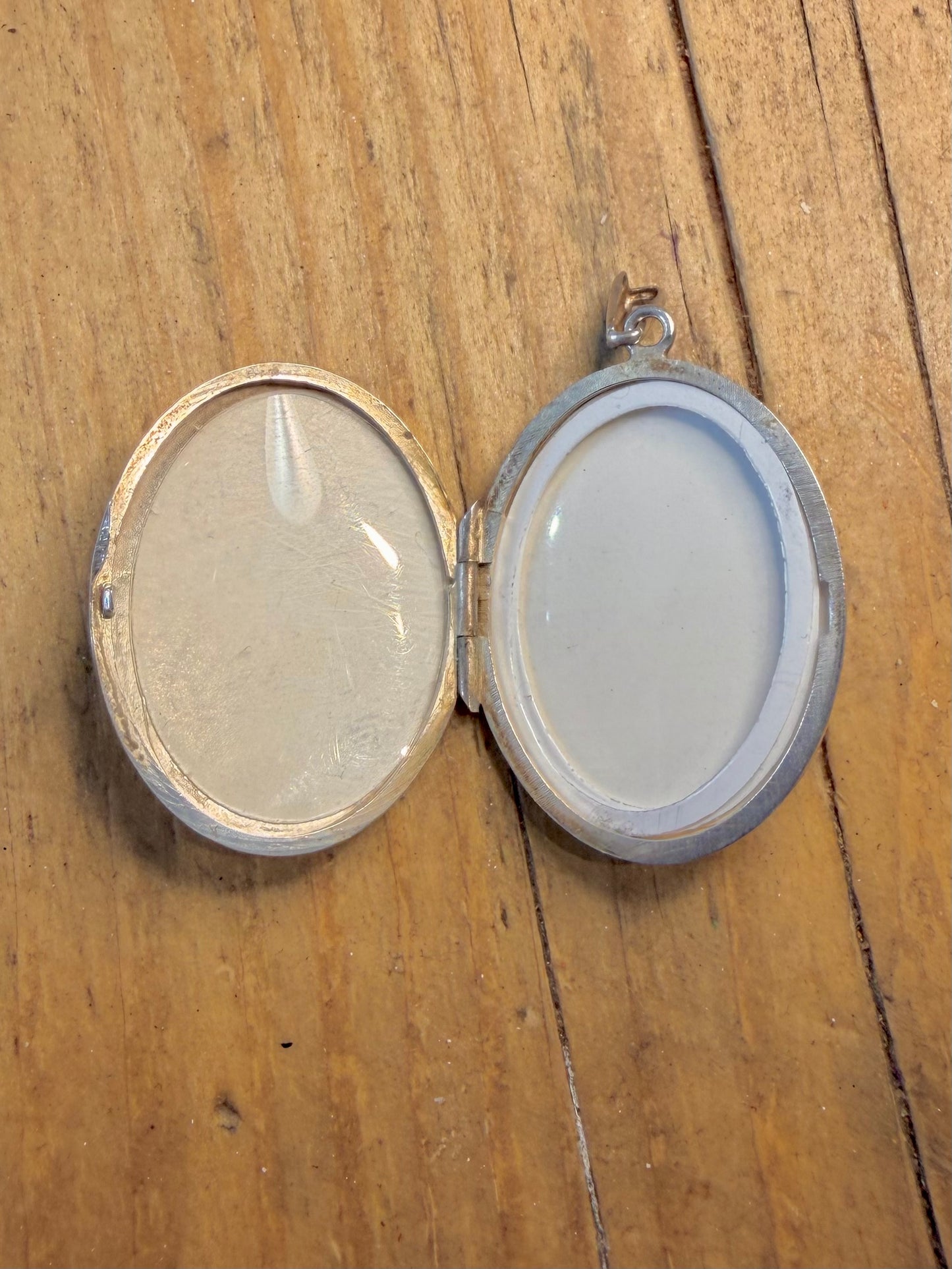 Oval 1975 Floral Swirl Engraved Locket 925 Sterling Silver Pendant