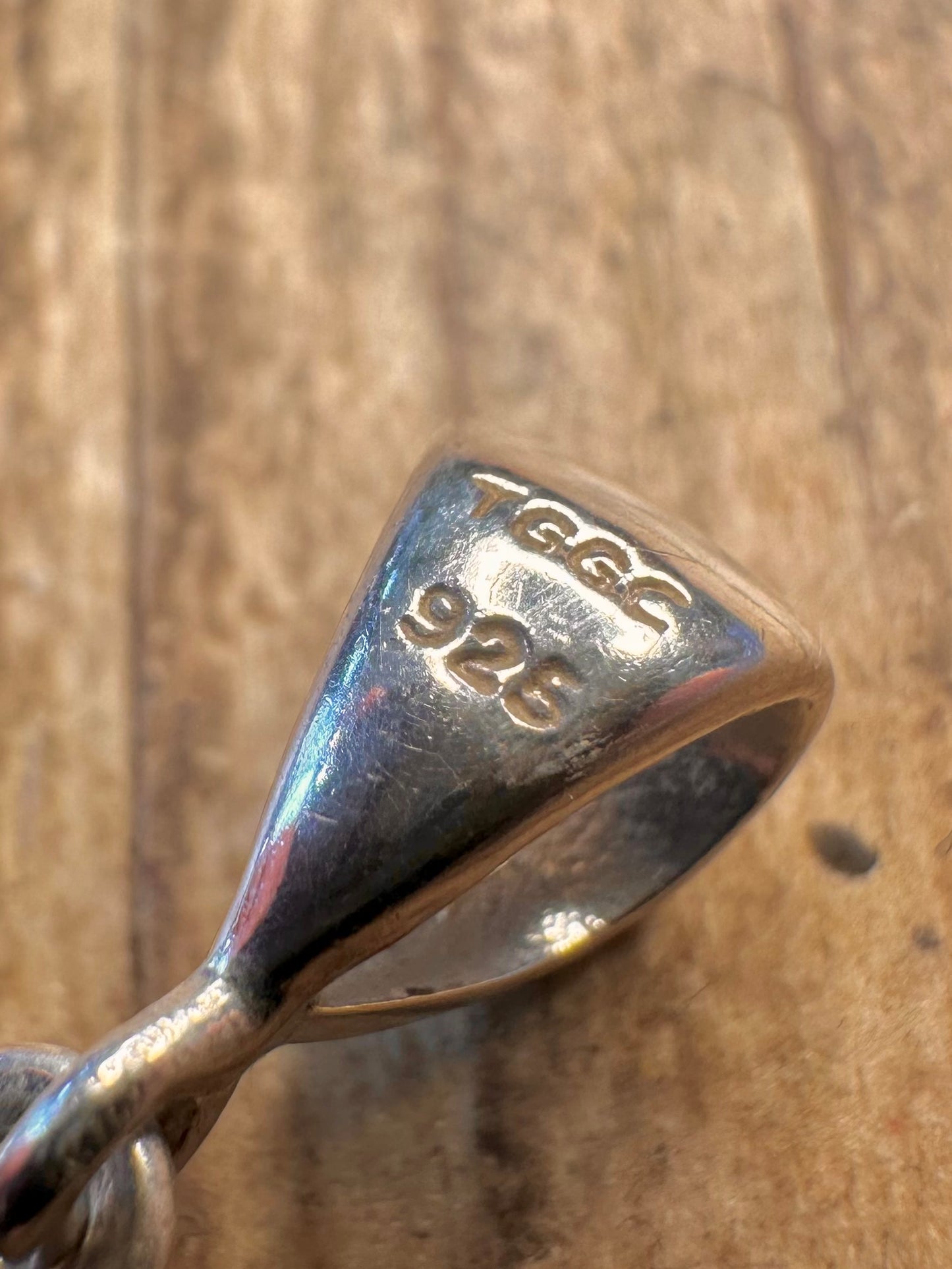 Dreieckiger Rubin-Zoisit-Anhänger aus 925er Sterlingsilber