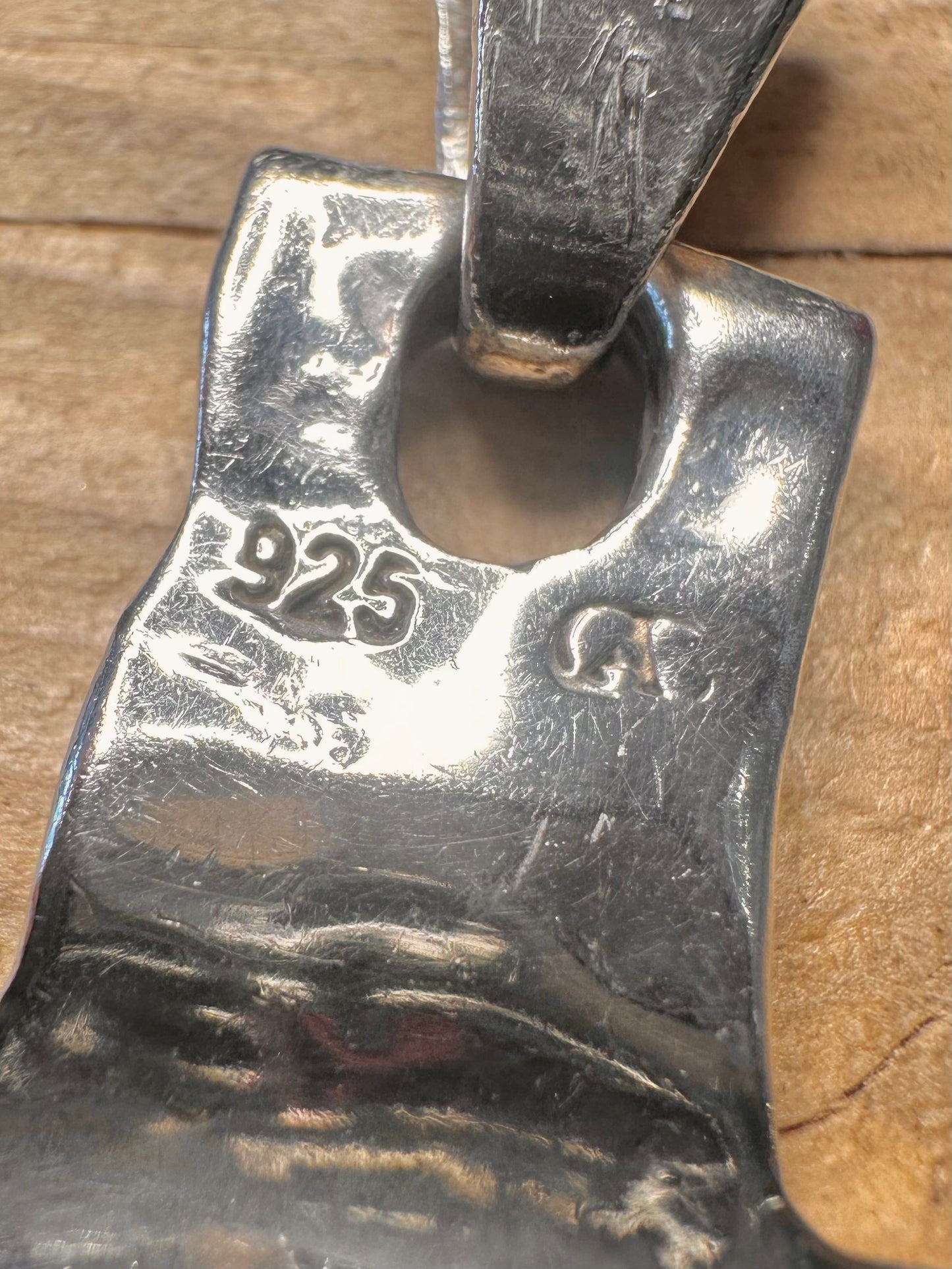 Abstrakter, texturierter, gehämmerter großer Kreuz-Anhänger aus 925er Sterlingsilber