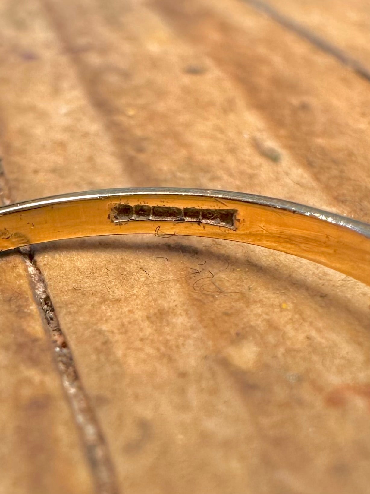 Ring in 9 Karat Gold mit drei Steinen in Schwarz und Weiß, Größe P