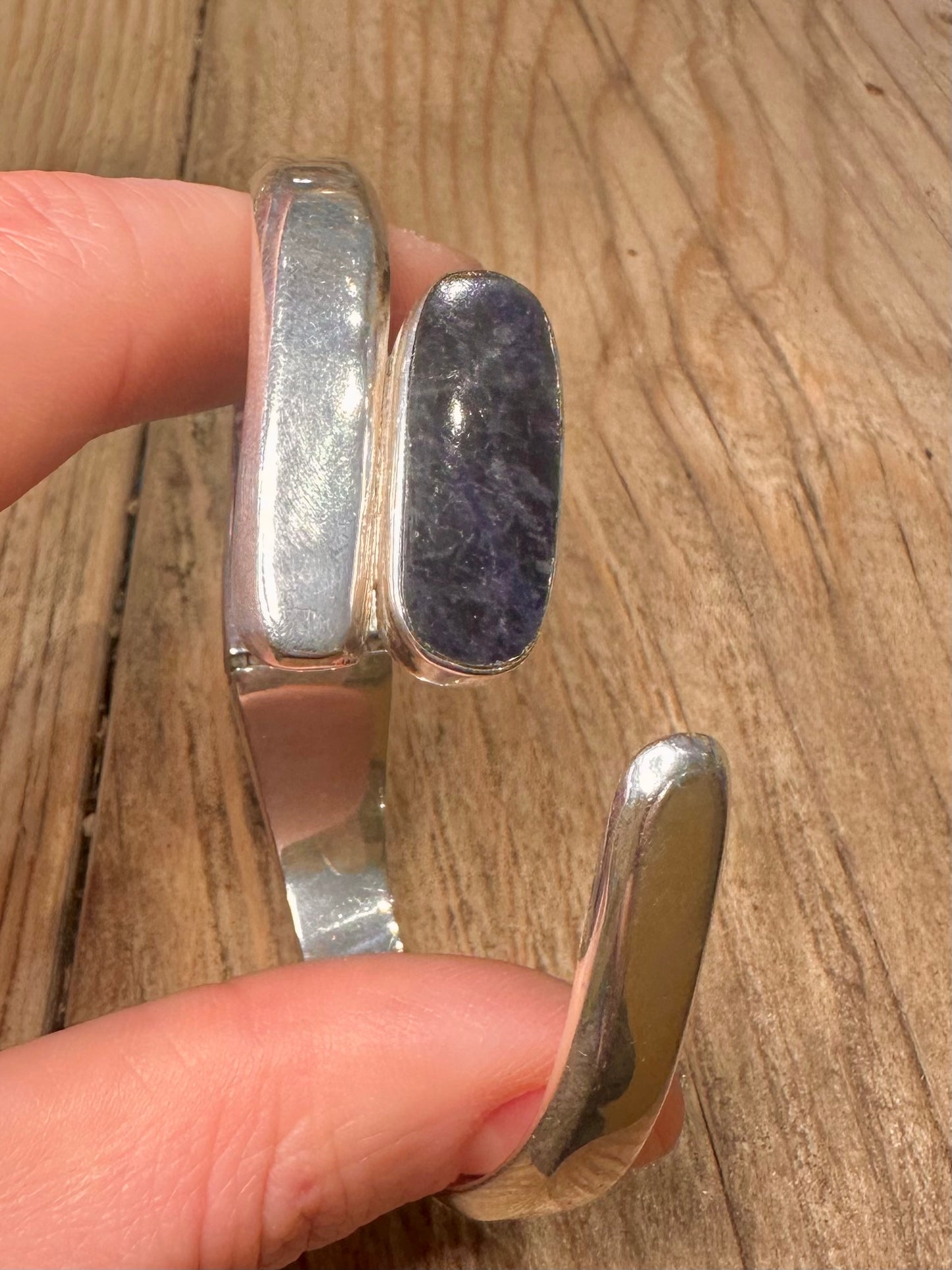 Moderner Sodalith Überlappender Klapparmreif aus 925er Sterlingsilber, Mexiko